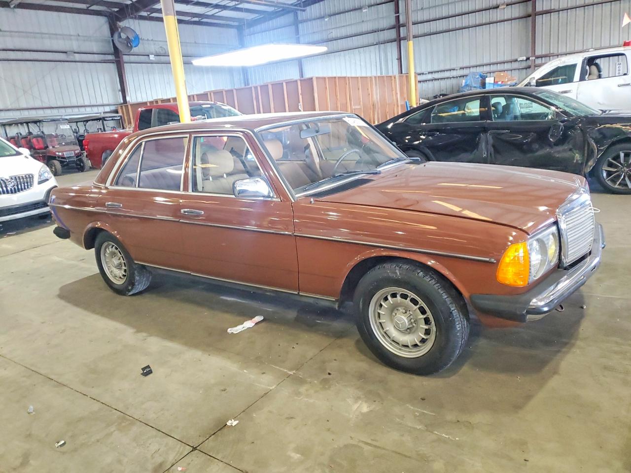 1984 Mercedes 240d Коричневый vin: WDB1231231A136864