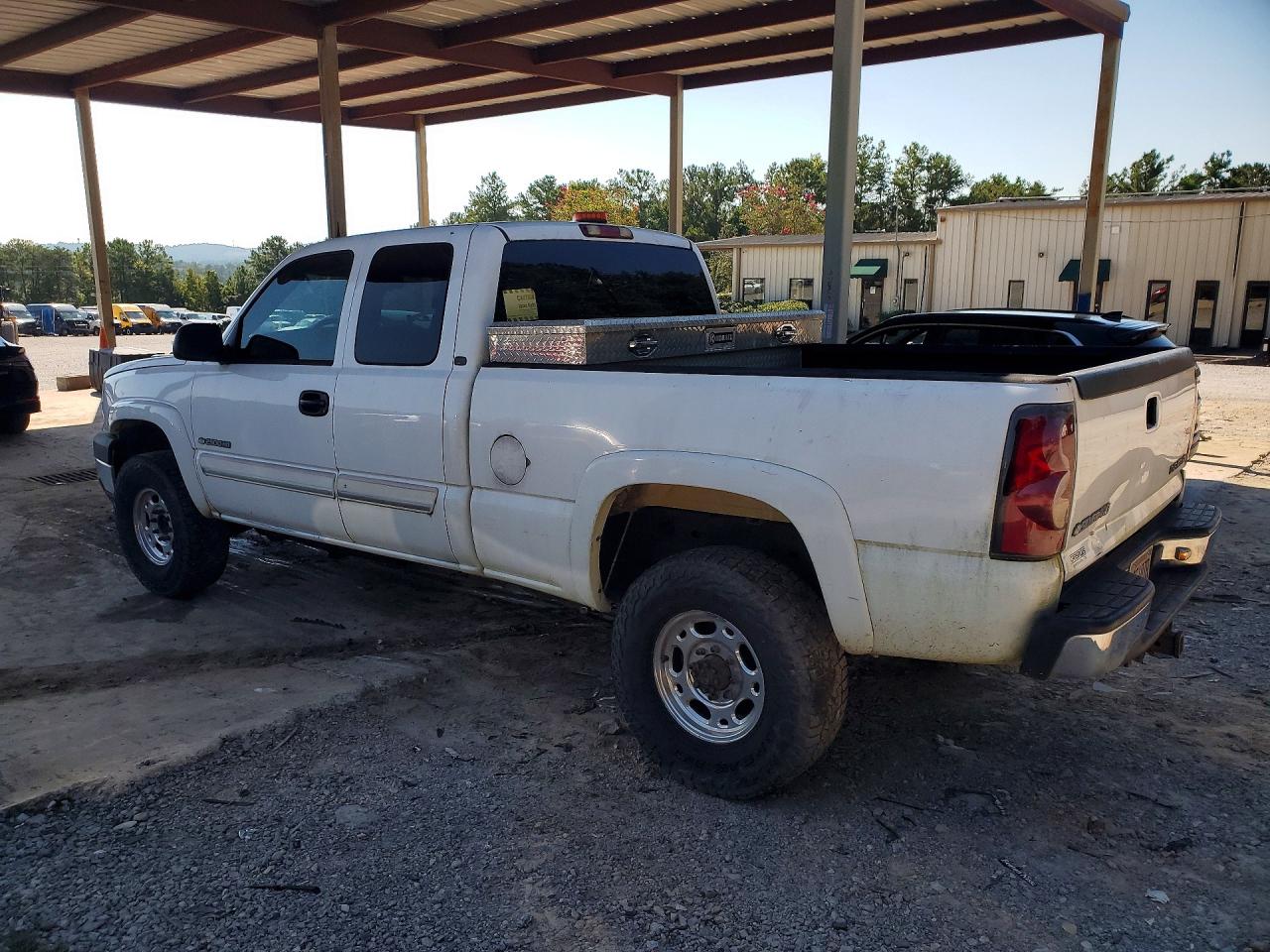 2004 Chevrolet Silverado C2500 Heavy Duty White vin: 1GCHC29U54E152134