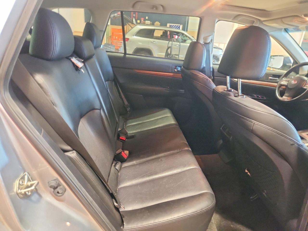 2013 Subaru Outback 2.5i Limited Серебряный vin: 4S4BRBKC1D3244404