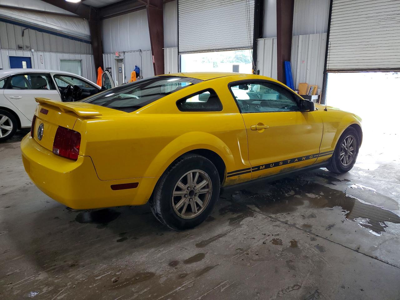 2006 Ford Mustang Желтый vin: 1ZVFT80N065115900