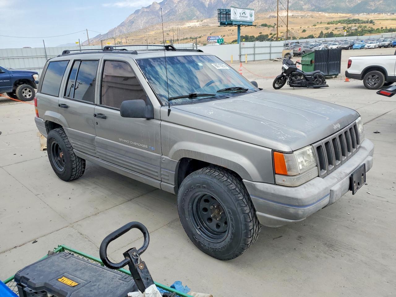 1998 Jeep Grand Cherokee Laredo Gray vin: 1J4GZ58Y2WC157042