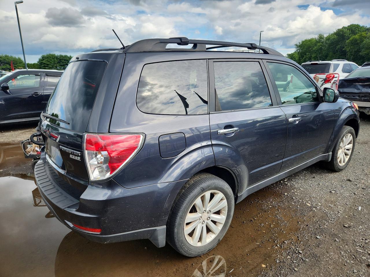 2013 Subaru Forester 2.5x Premium Blue vin: JF2SHADCXDH443924