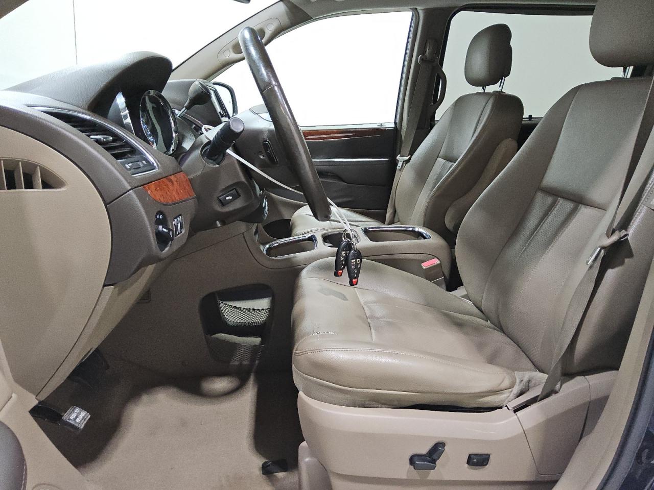 2013 Chrysler Town & Country Touring L Синий vin: 2C4RC1CG4DR681319 Damage: Left Front Seat Cushion, Torn, 4 To 5 Inches