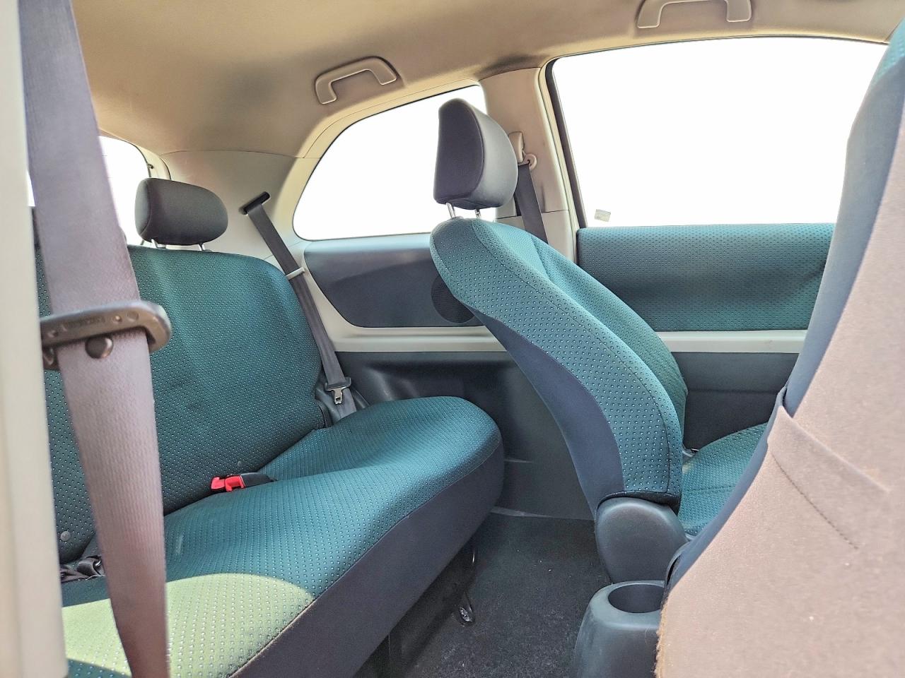 2008 Toyota Yaris Base Белый vin: JTDJT923585177326