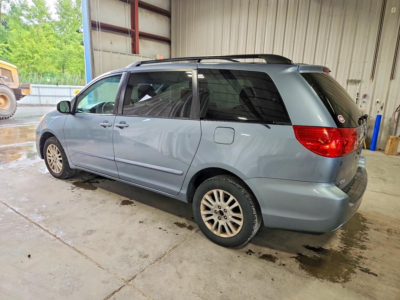 2010 Toyota Sienna Le Blue vin: 5TDJK4CC2AS029087
