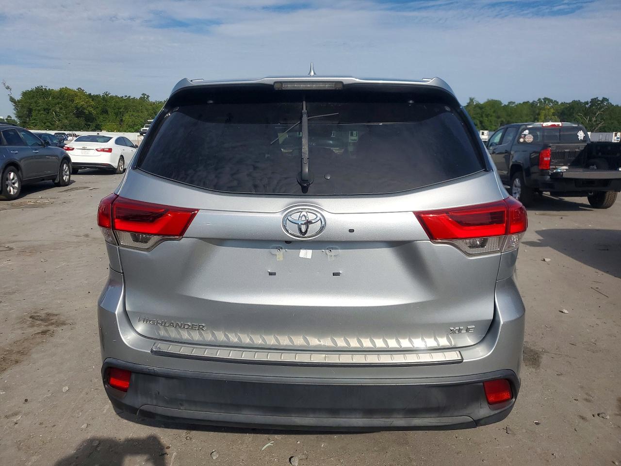 2019 Toyota Highlander Xle Silver vin: 5TDKZRFH2KS554219