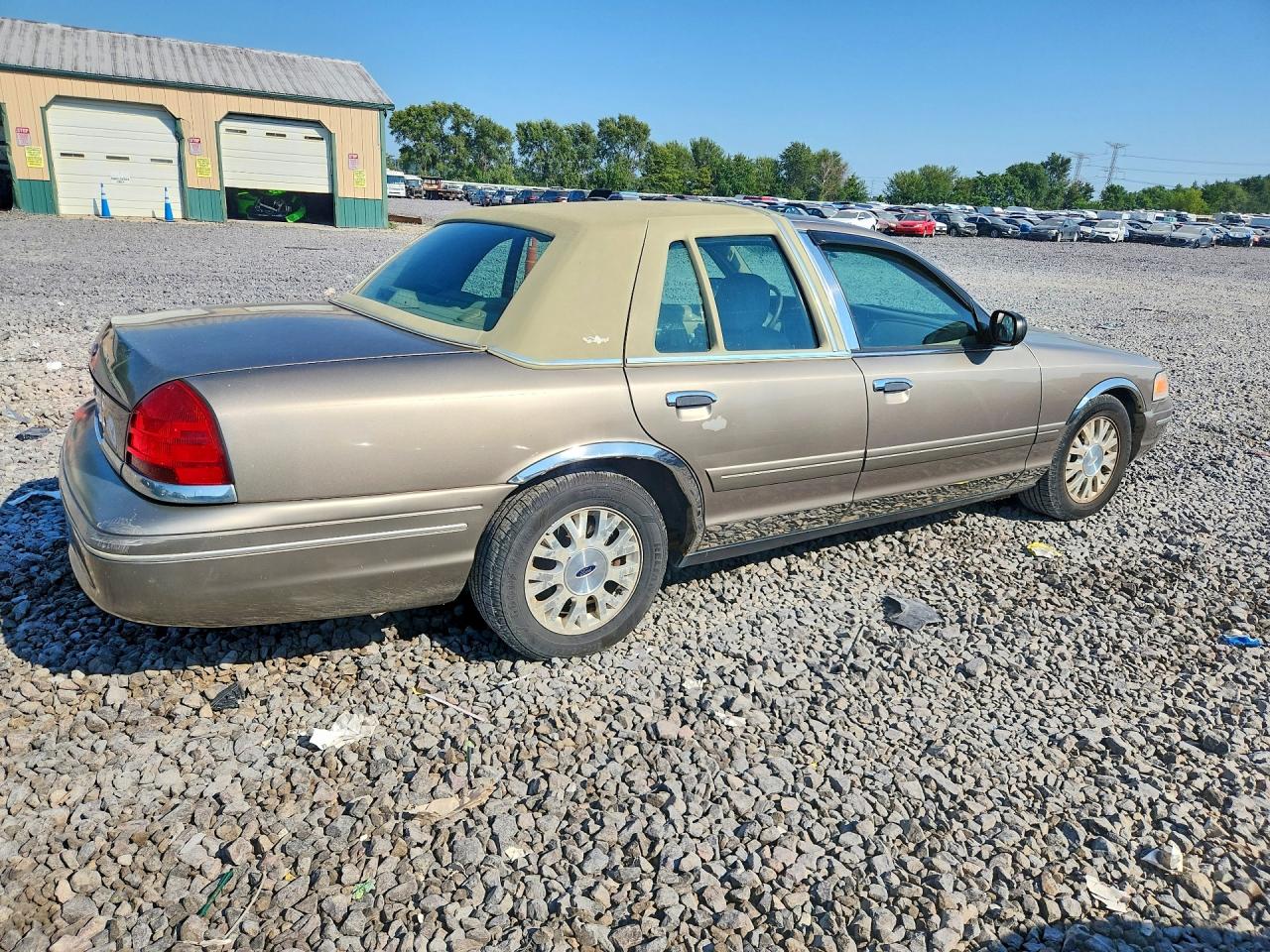 2004 Ford Crown Victoria Lx Beige vin: 2FAFP74W74X124373