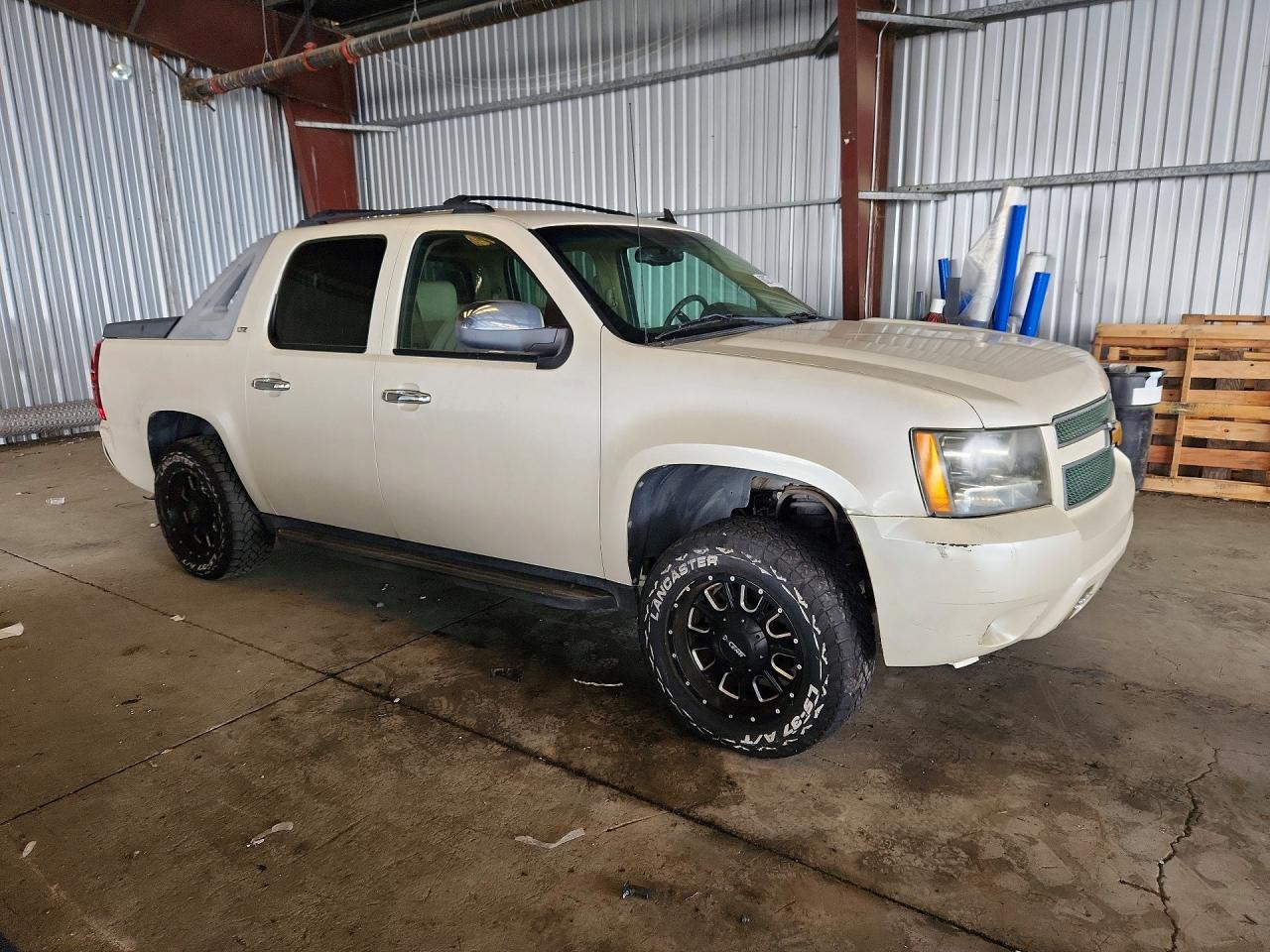 2011 Chevrolet Avalanche Ltz White vin: 3GNMCGE03BG103803