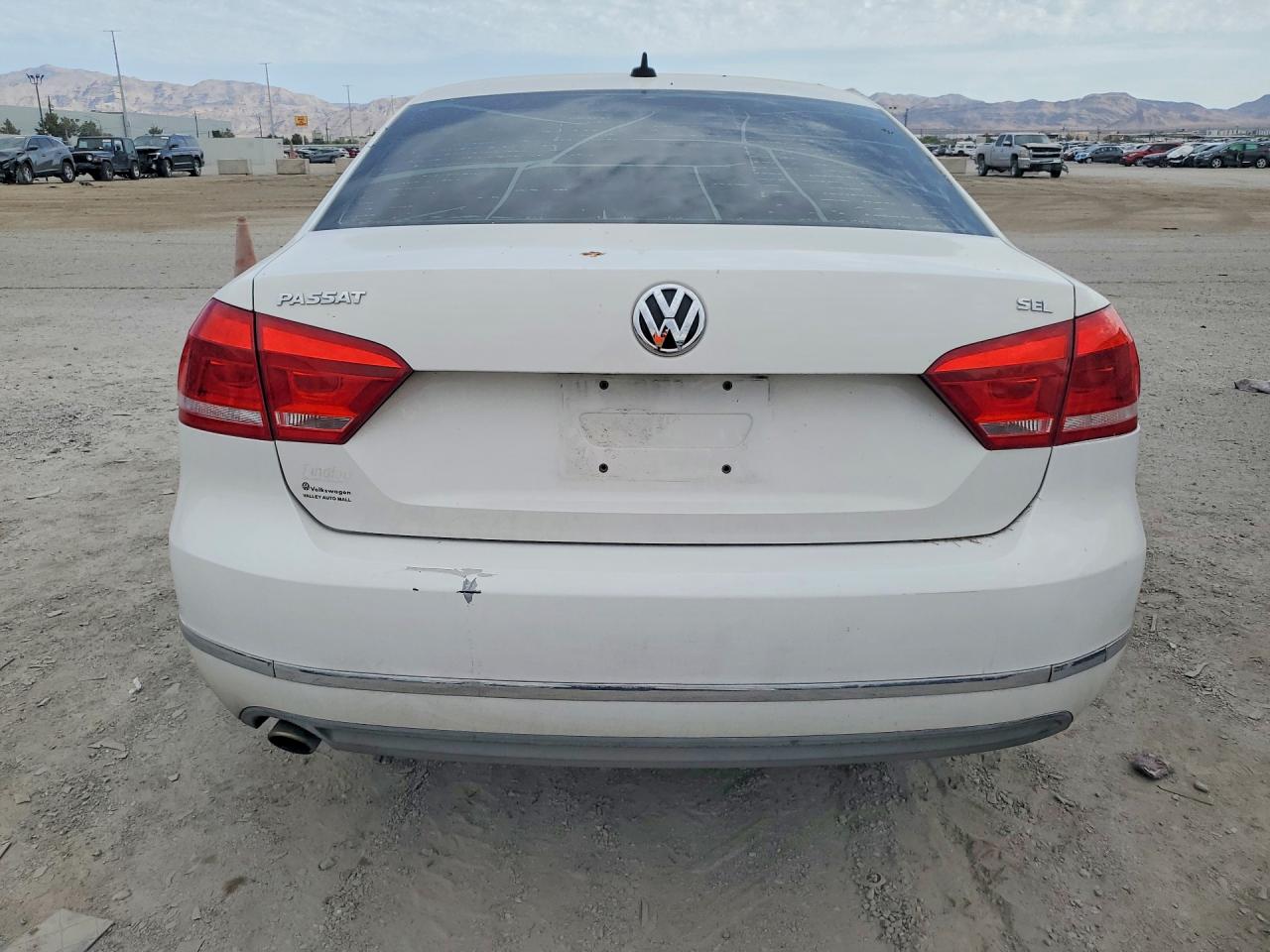 2012 Volkswagen Passat Sel White vin: 1VWCP7A32CC060677