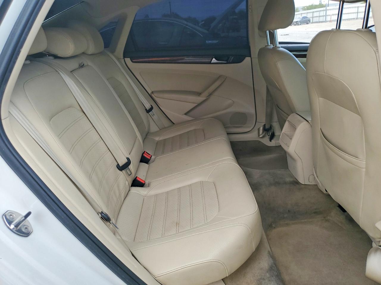 2012 Volkswagen Passat Sel White vin: 1VWCP7A32CC060677