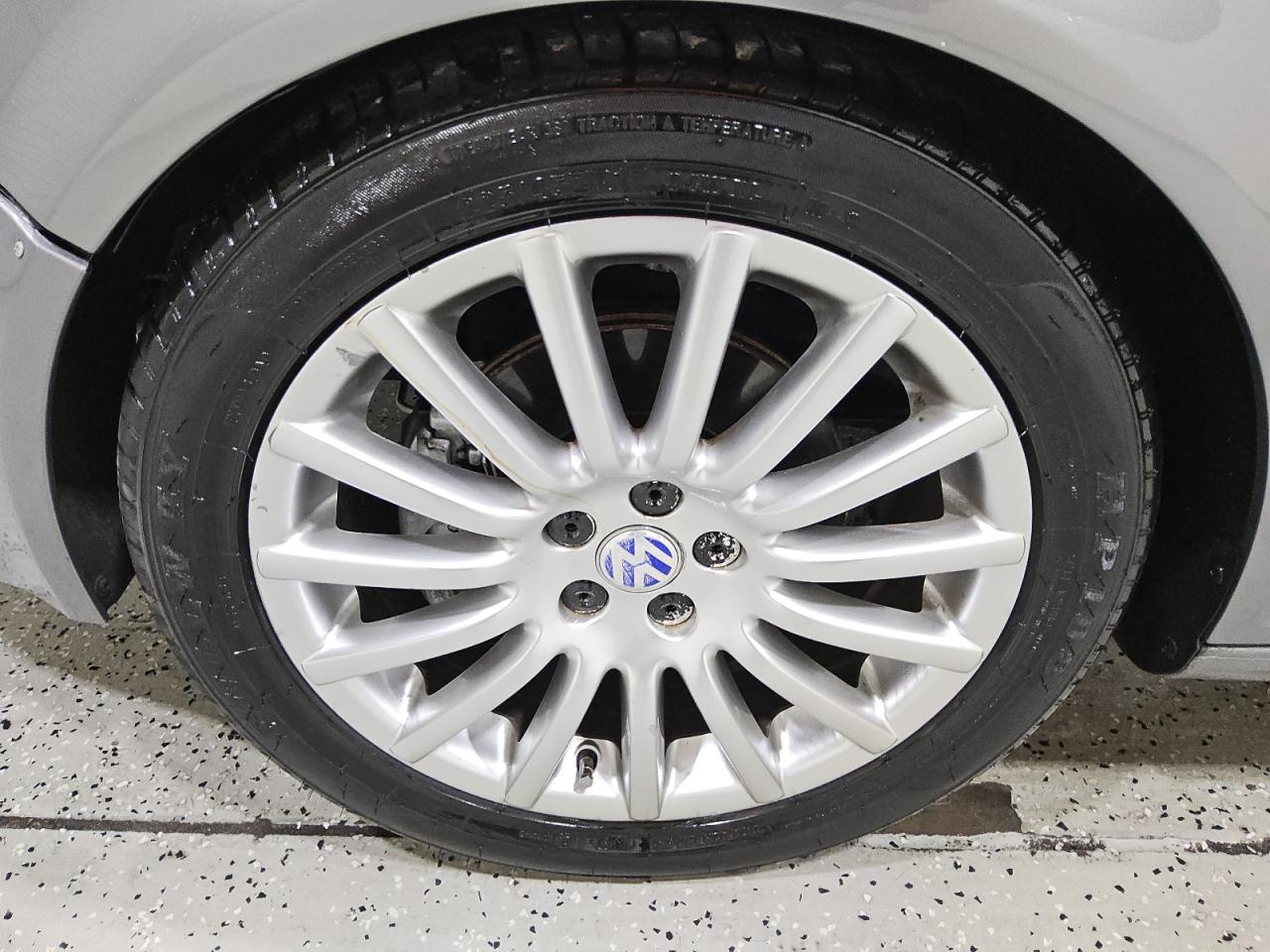 2004 Volkswagen Gti Silver vin: 9BWDE61J444015683 Damage: Left Front Wheel, Curb Rash, > 12 Inches