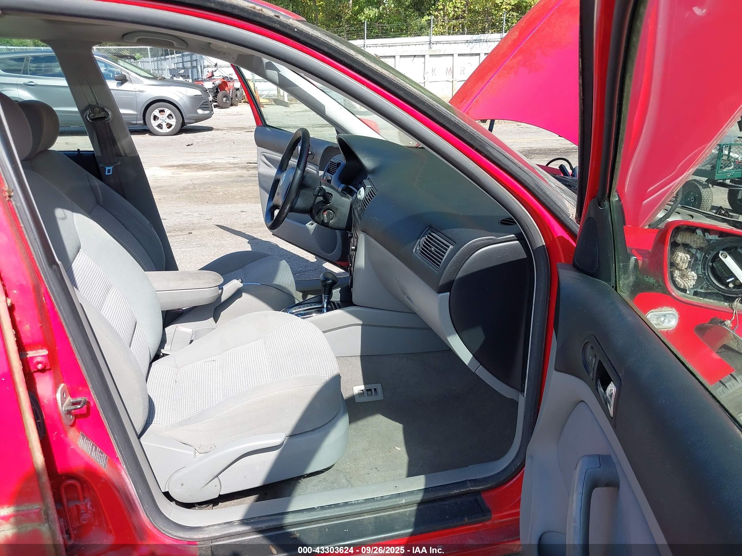 2005 Volkswagen Golf Gls 2.0l Red vin: 9BWGL61J854009874