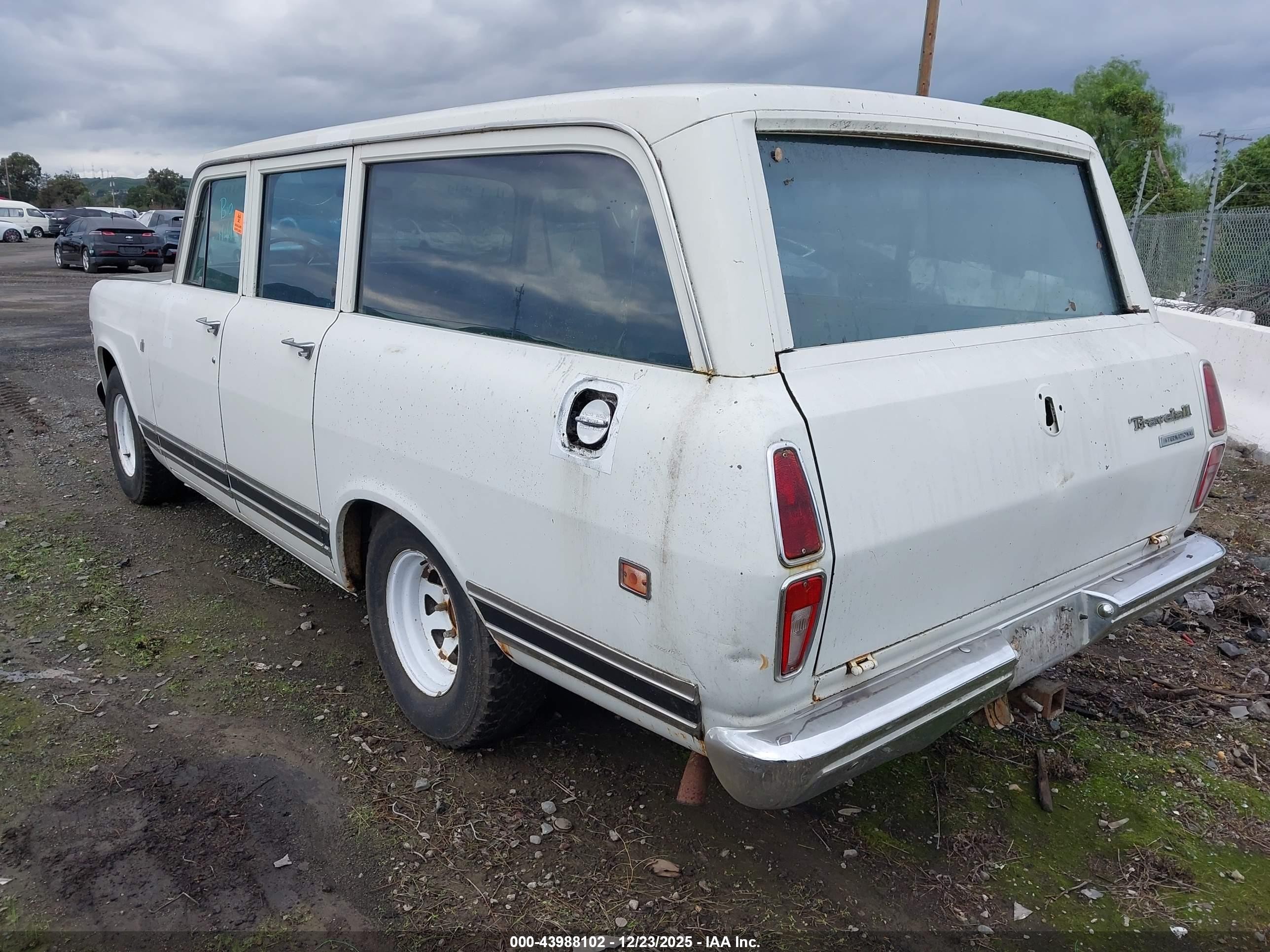 1972 International 1010 Travelall   Белый vin: B17007H312200    