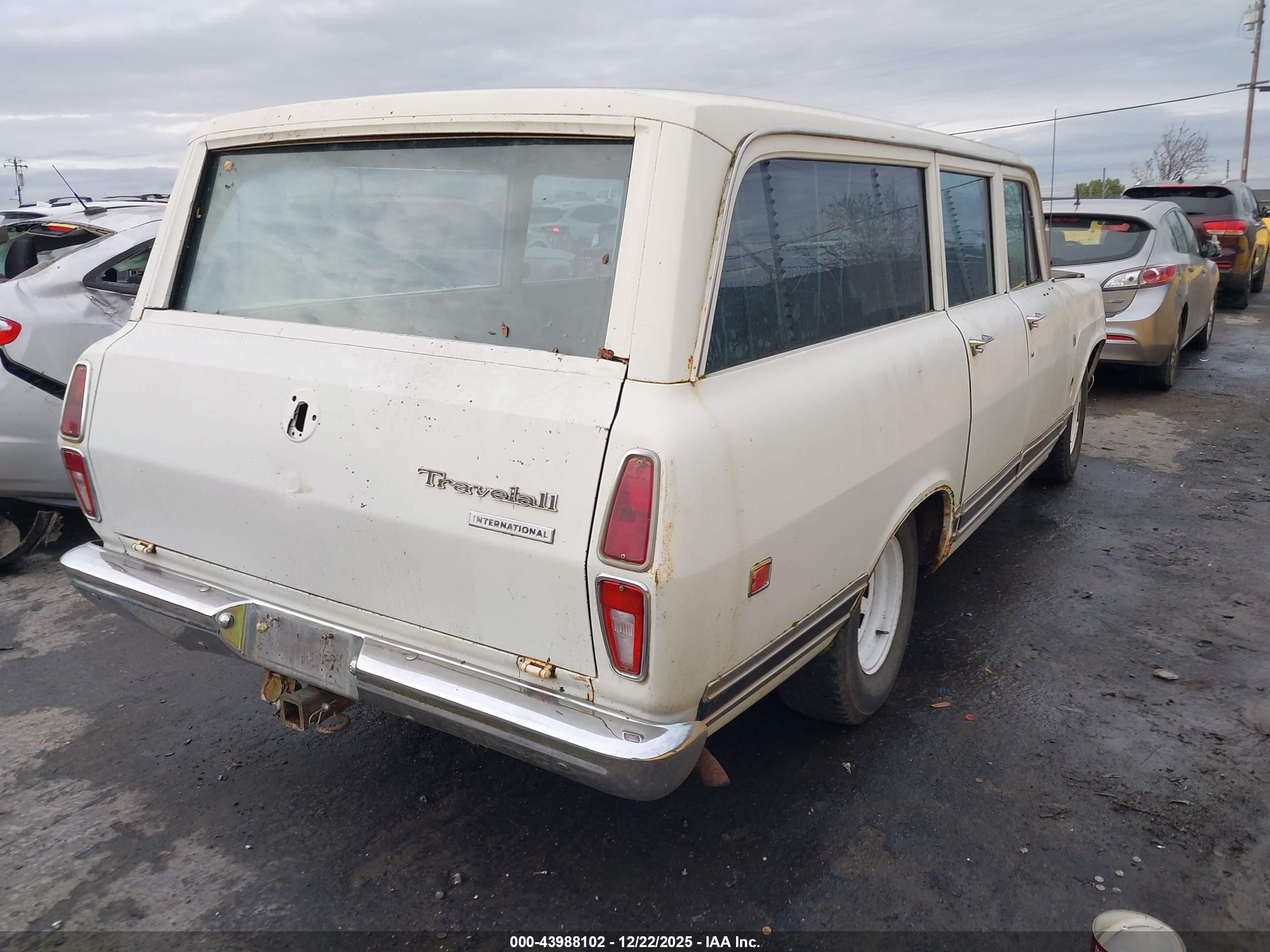 1972 International 1010 Travelall   Белый vin: B17007H312200    