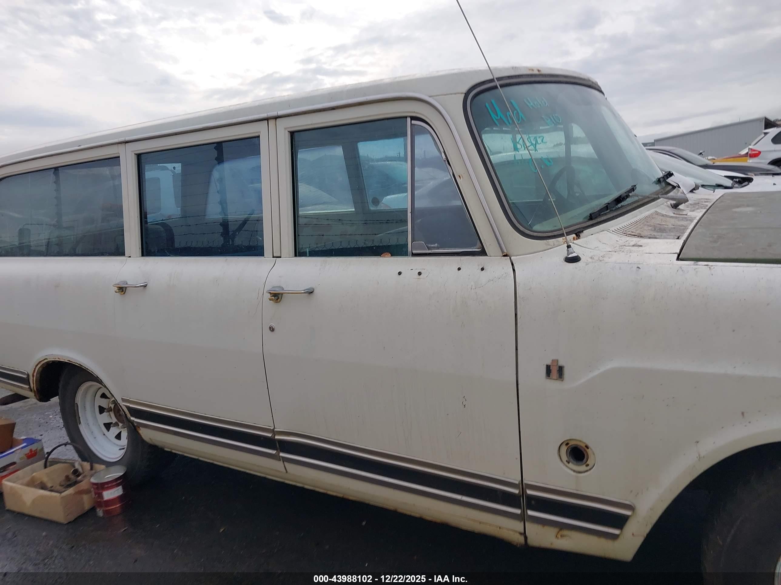 1972 International 1010 Travelall   Белый vin: B17007H312200    
