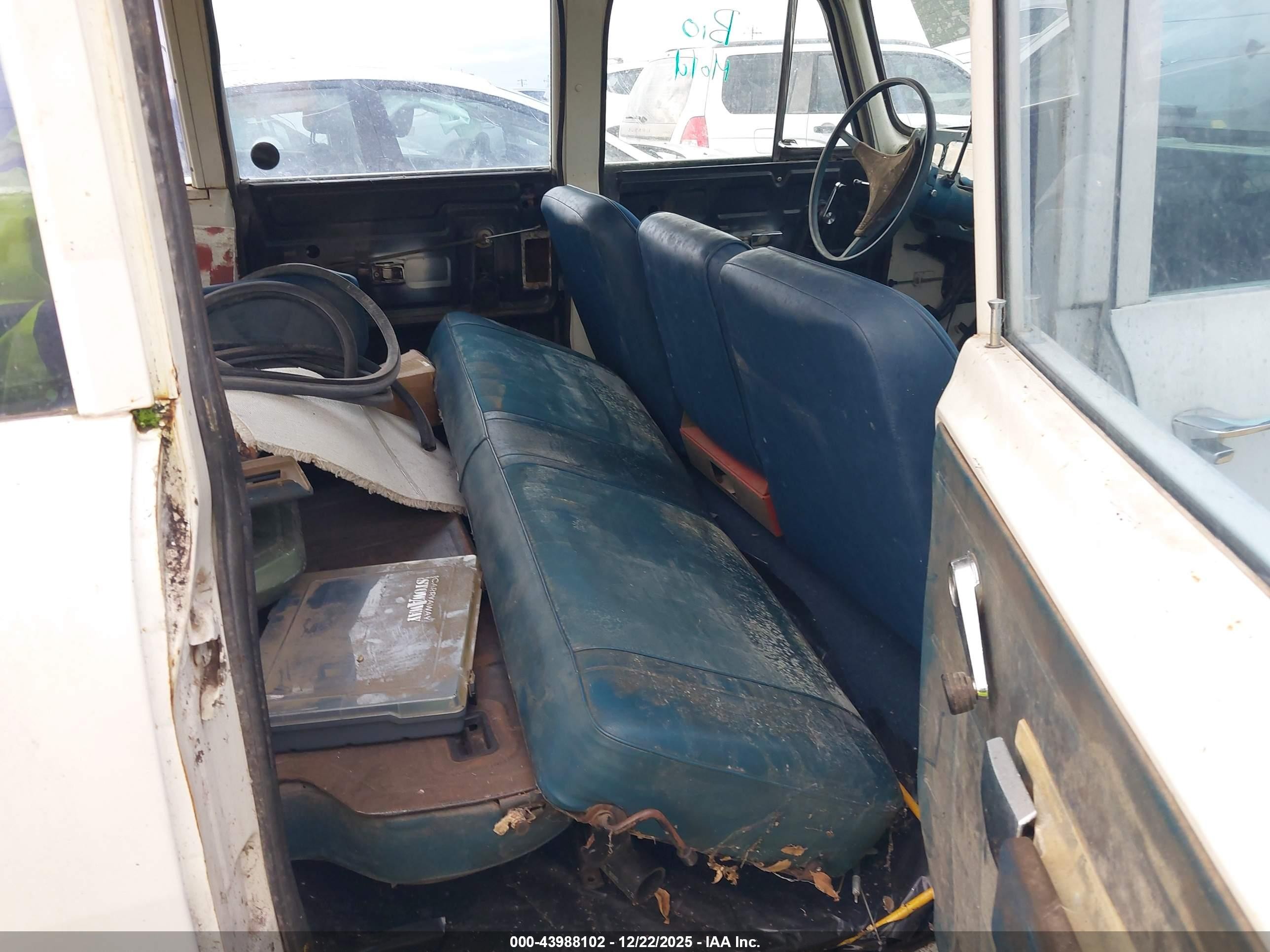 1972 International 1010 Travelall   Белый vin: B17007H312200    
