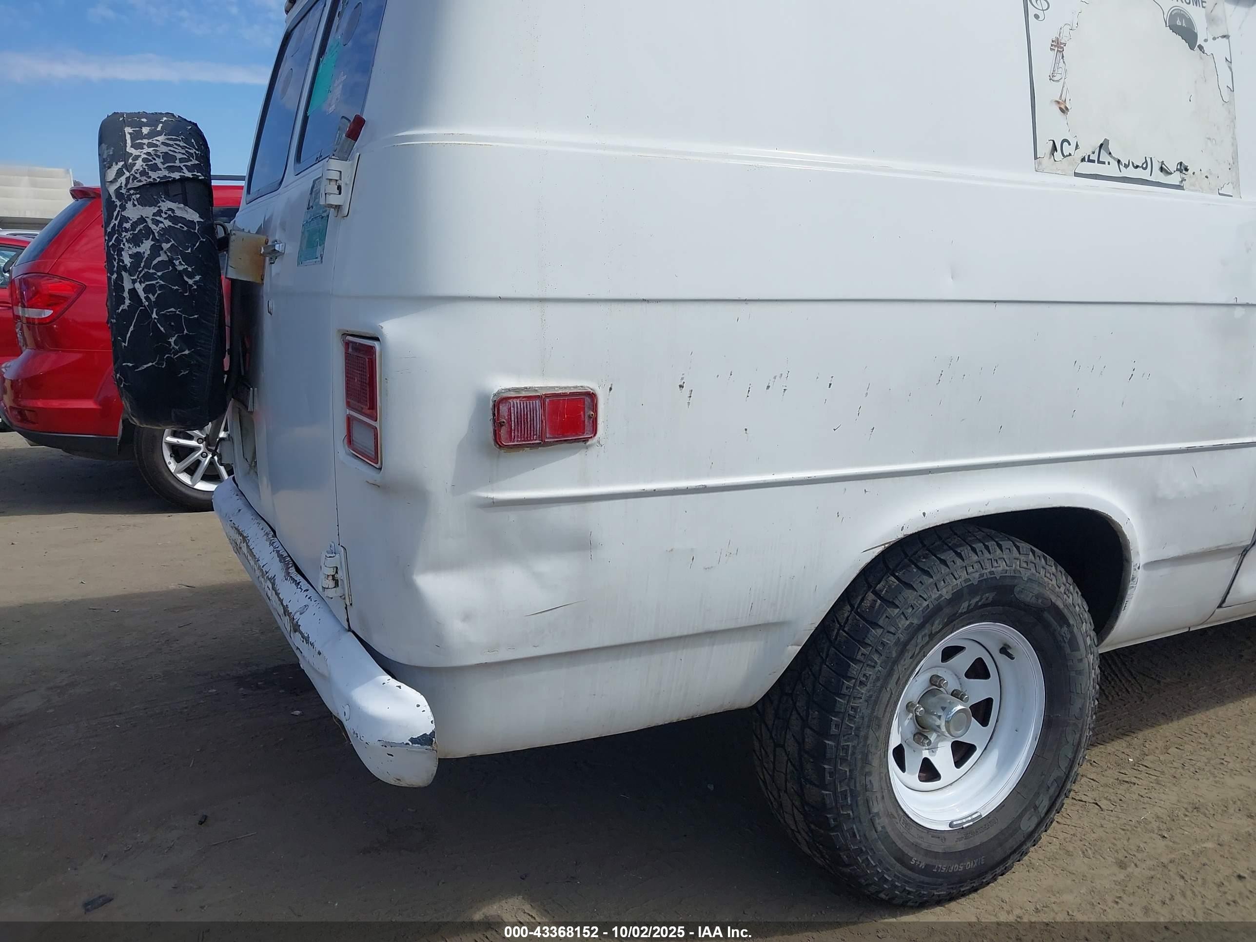 1977 Chevrolet Astro Van   Белый vin: CGL257U212641    