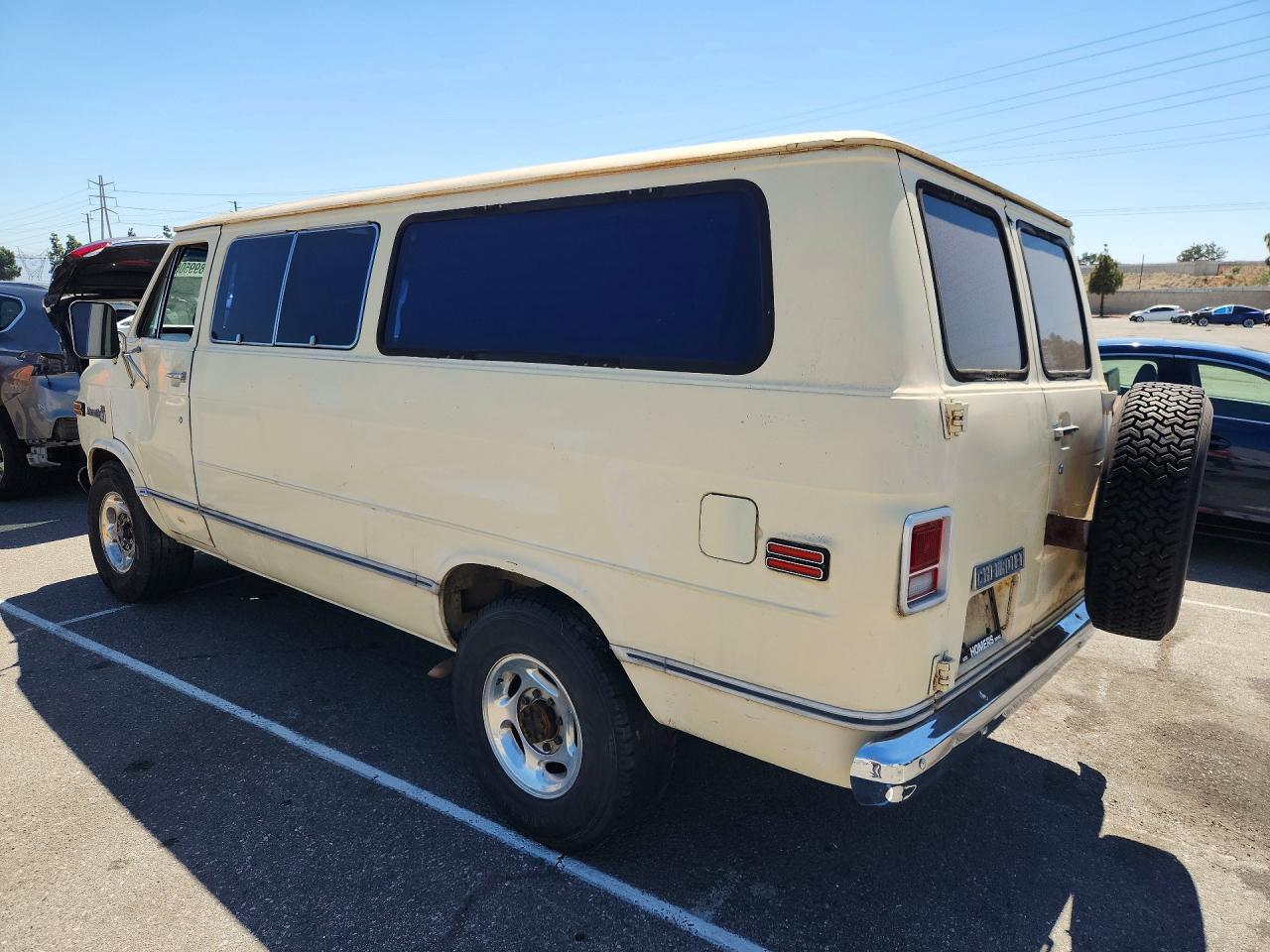 1977 Chevrolet Van Cream vin: CGR367U157236