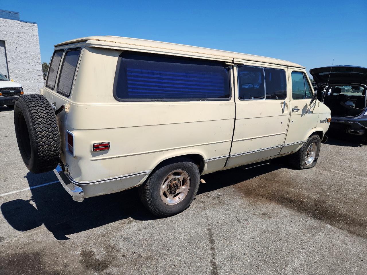 1977 Chevrolet Van Cream vin: CGR367U157236