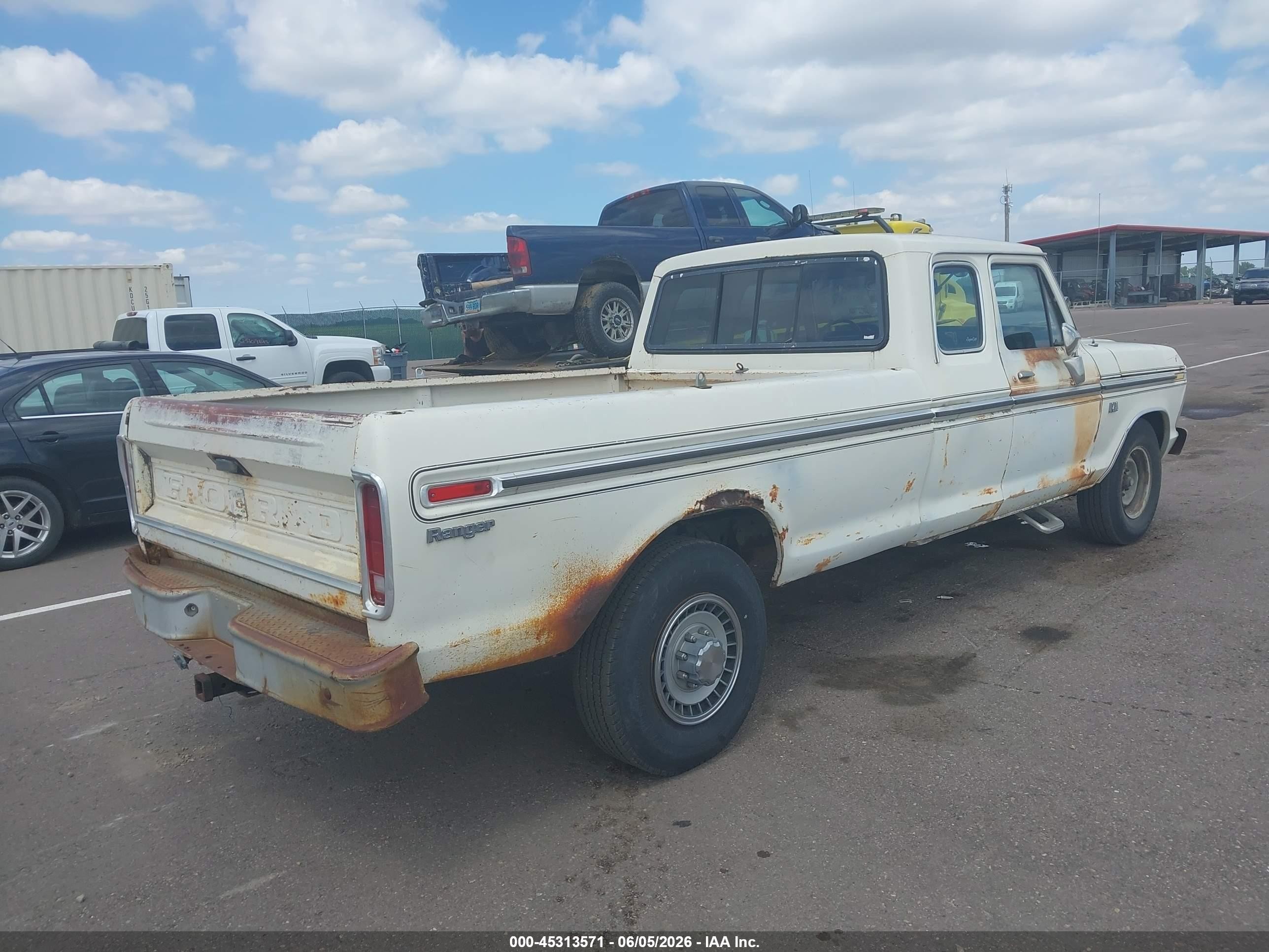 1975 Ford F-250 White vin: F25JKX61829