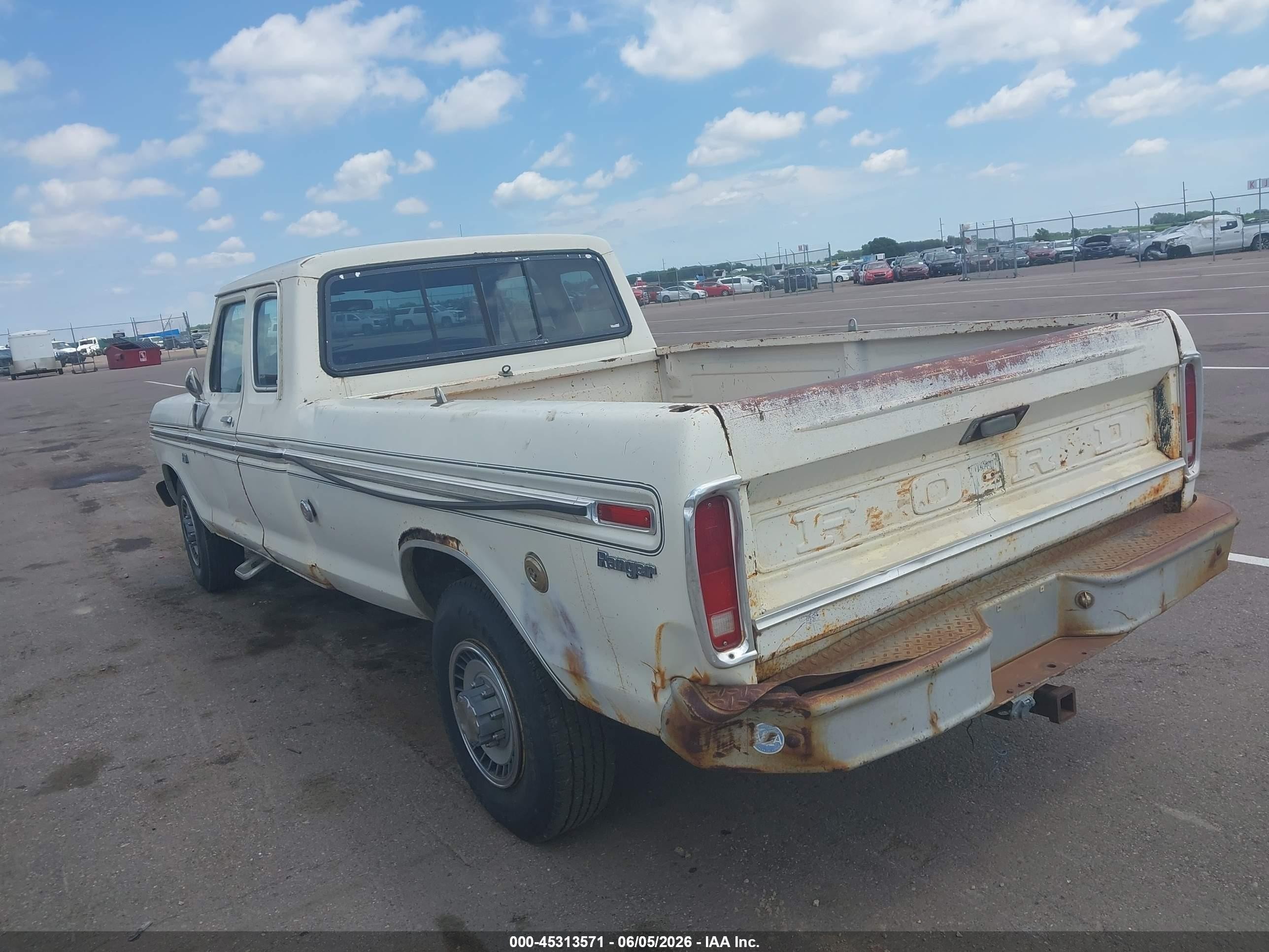 1975 Ford F-250 White vin: F25JKX61829