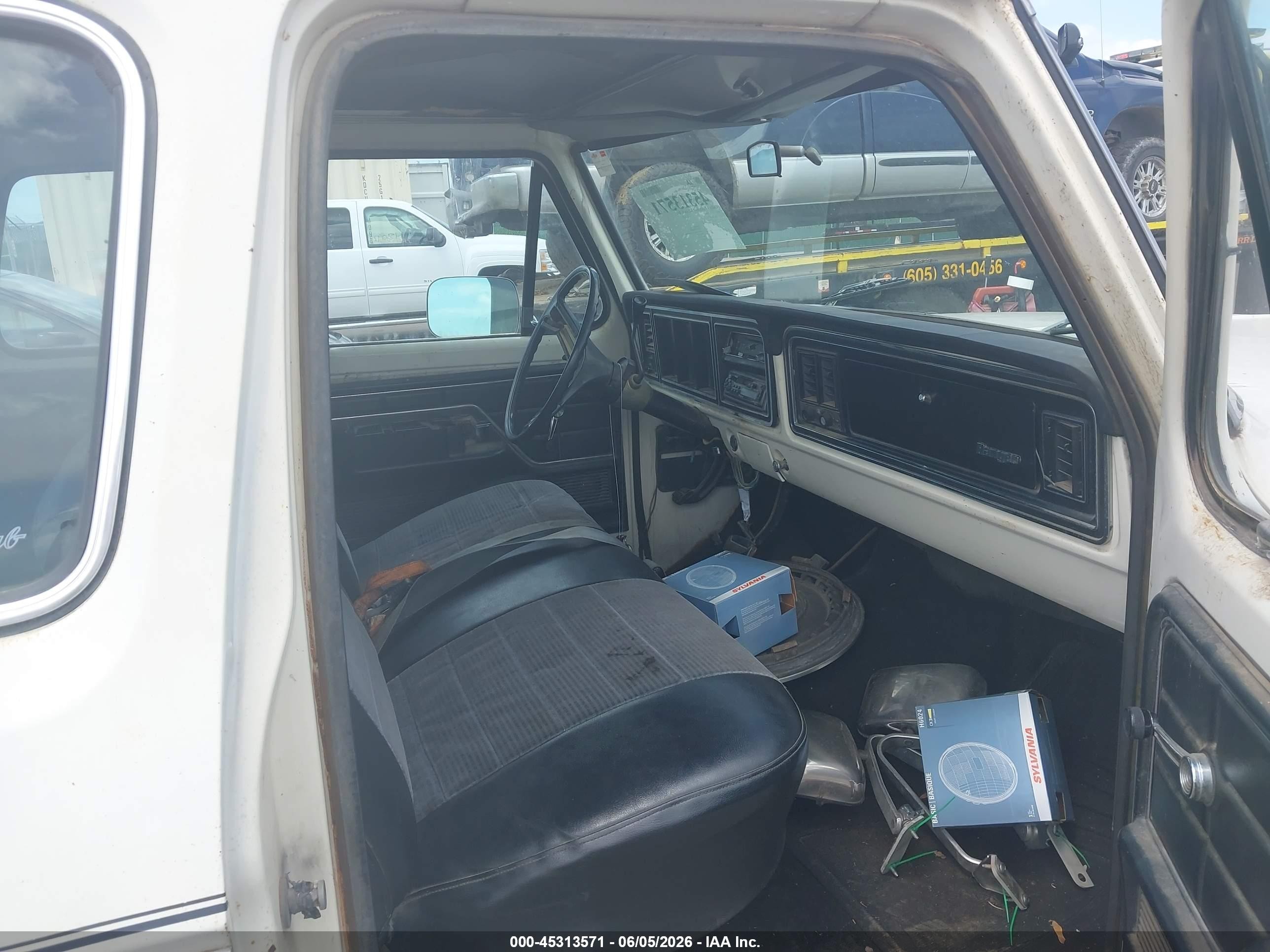 1975 Ford F-250 White vin: F25JKX61829