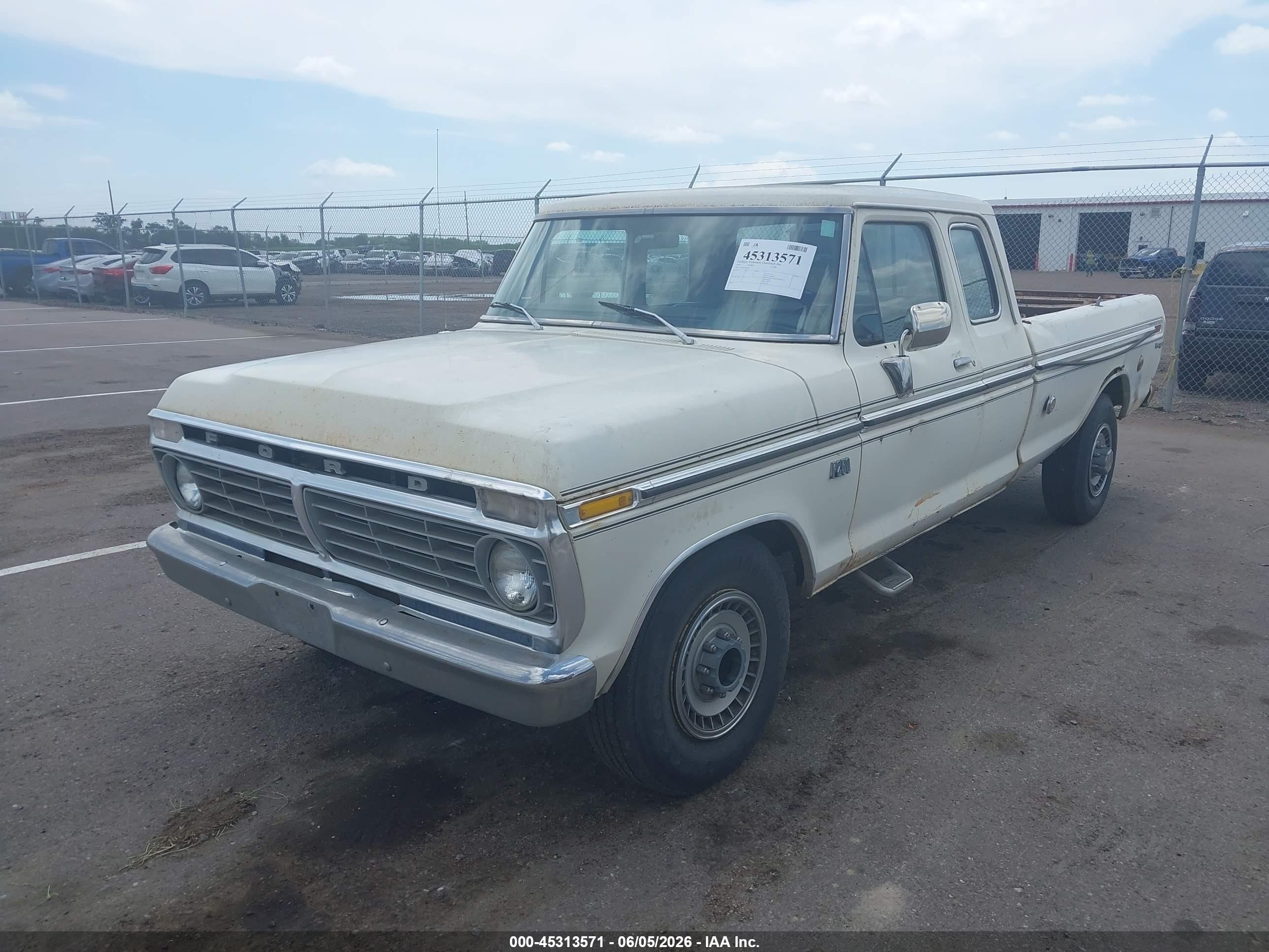 1975 Ford F-250 White vin: F25JKX61829