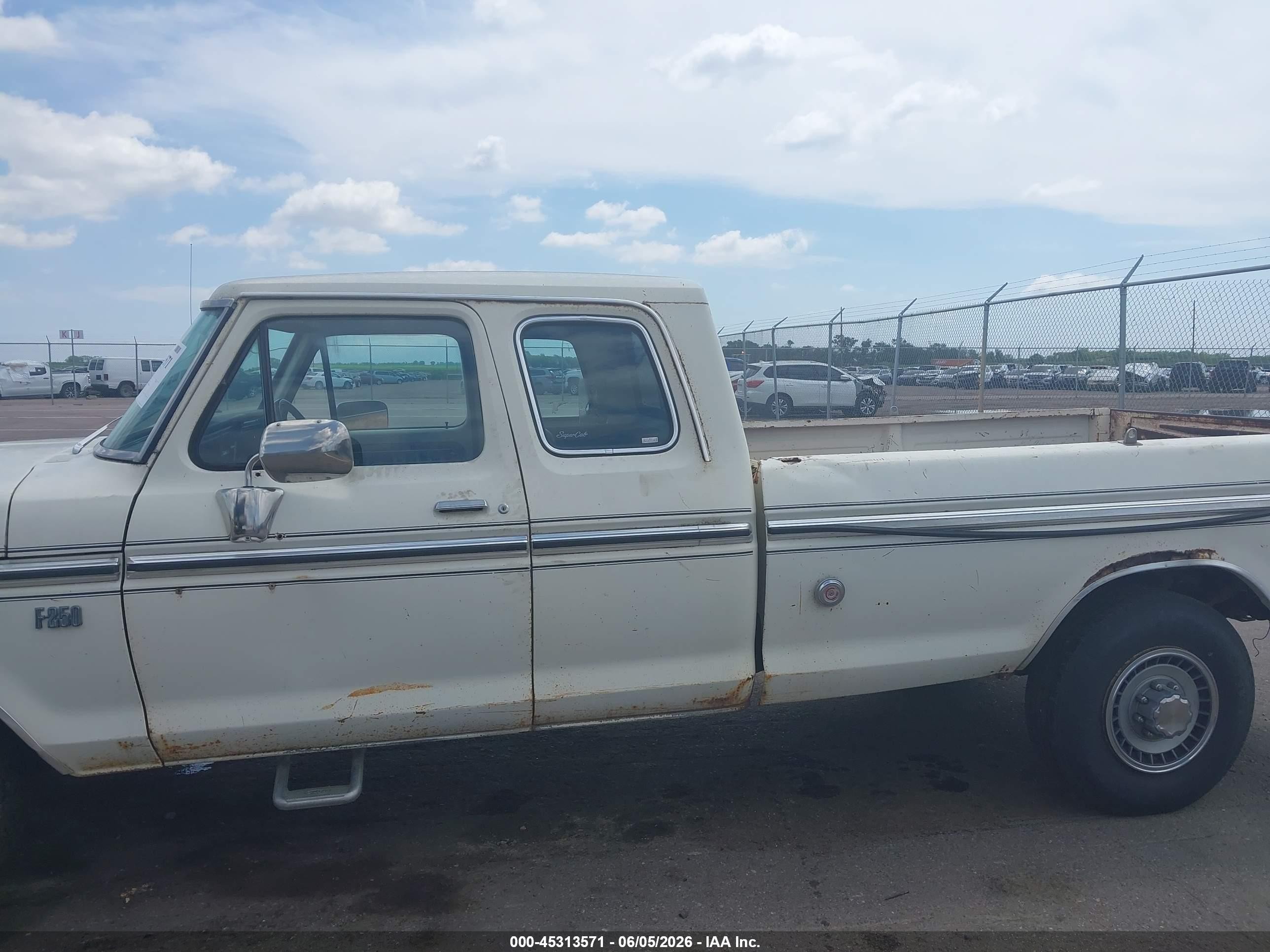 1975 Ford F-250 White vin: F25JKX61829