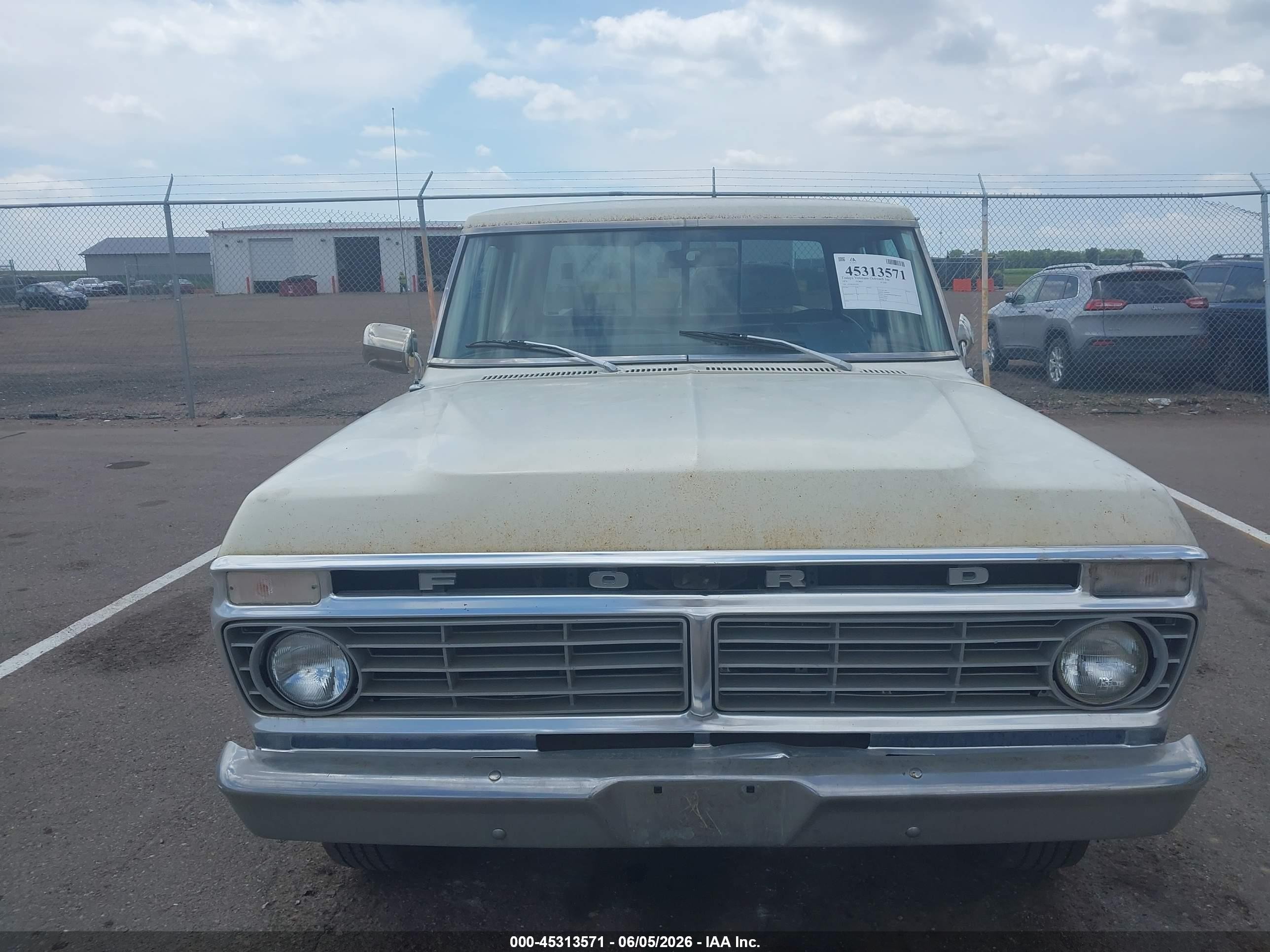 1975 Ford F-250 White vin: F25JKX61829