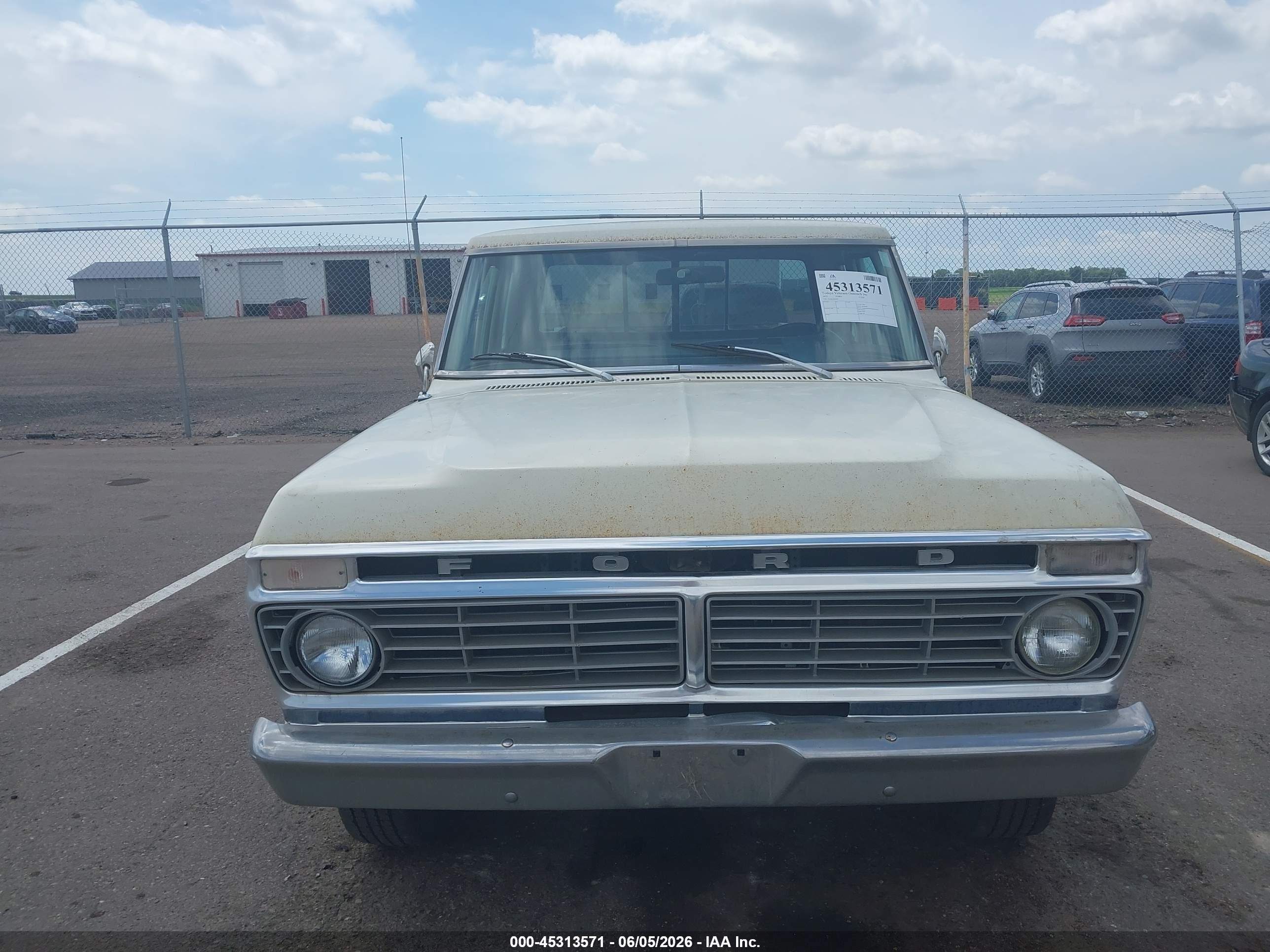 1975 Ford F-250 White vin: F25JKX61829