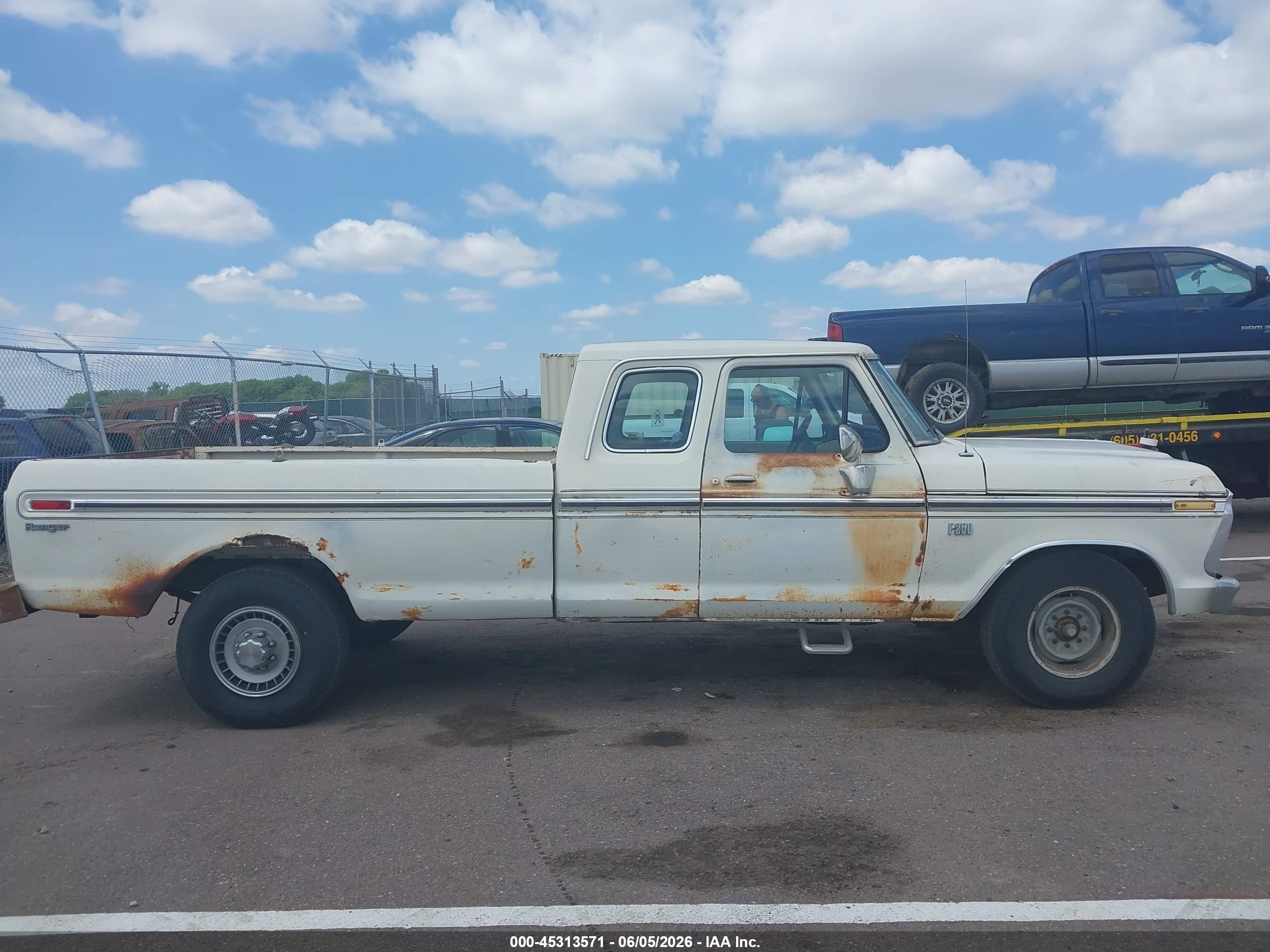 1975 Ford F-250 White vin: F25JKX61829