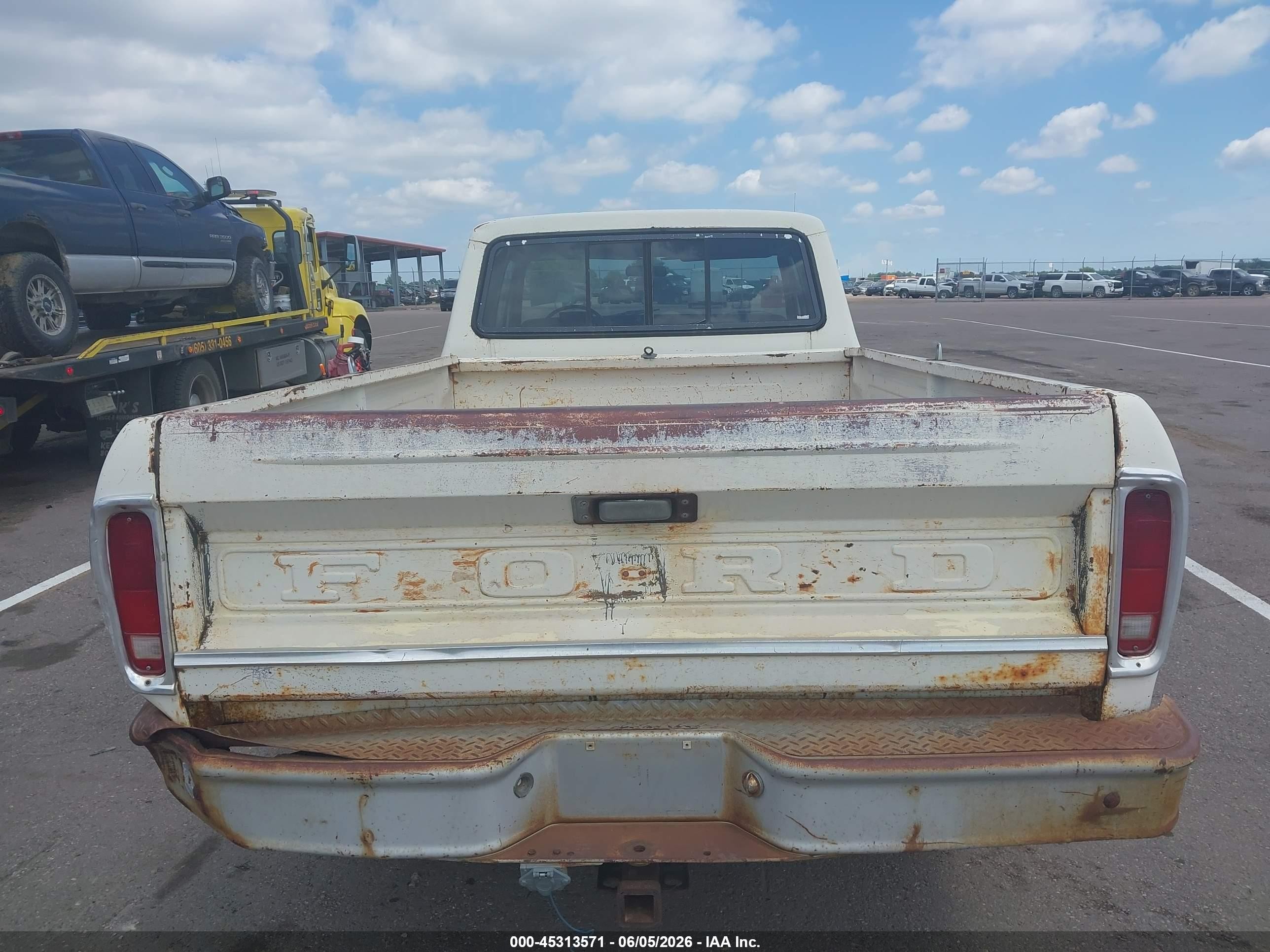 1975 Ford F-250 White vin: F25JKX61829