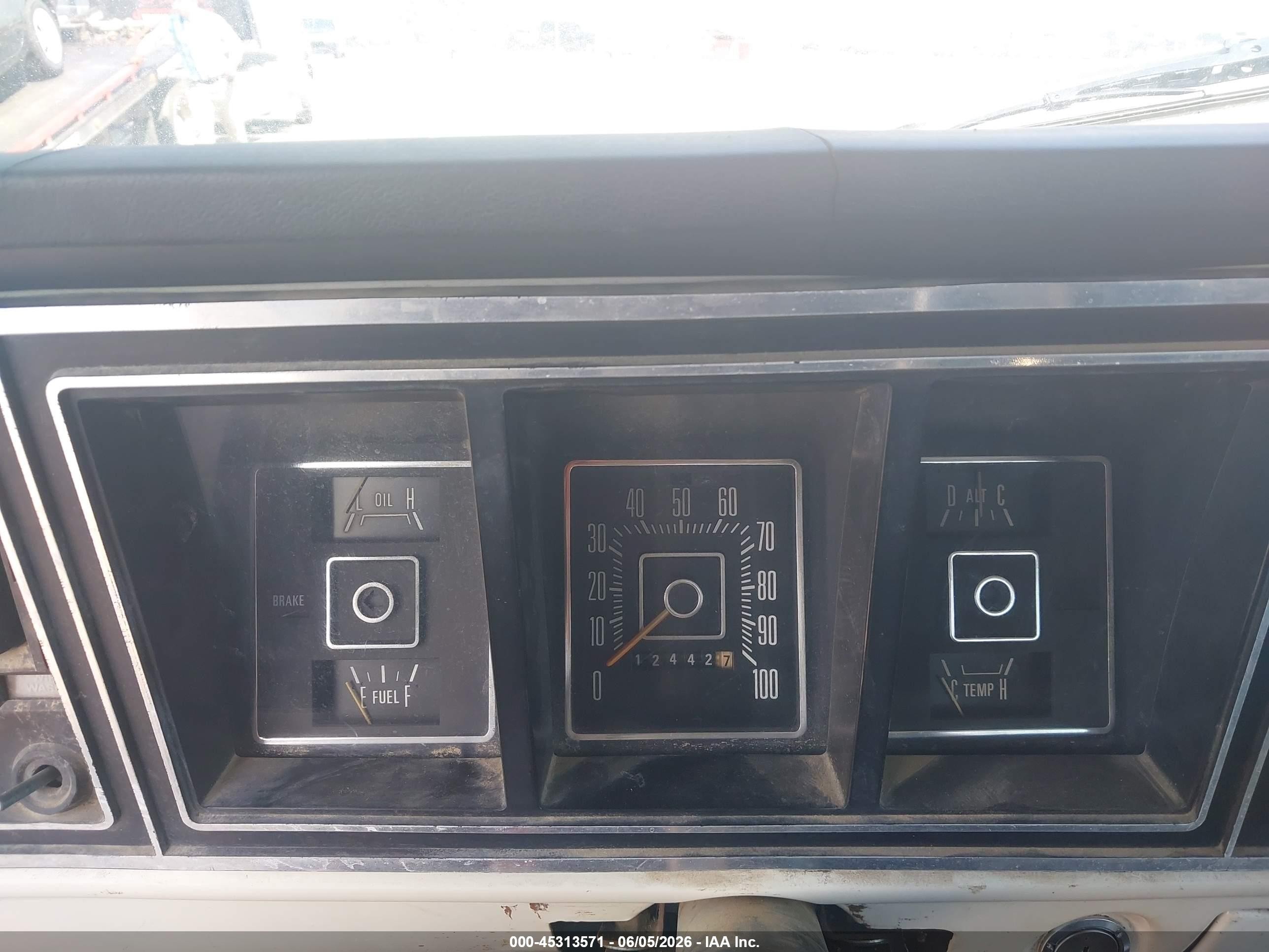 1975 Ford F-250 White vin: F25JKX61829