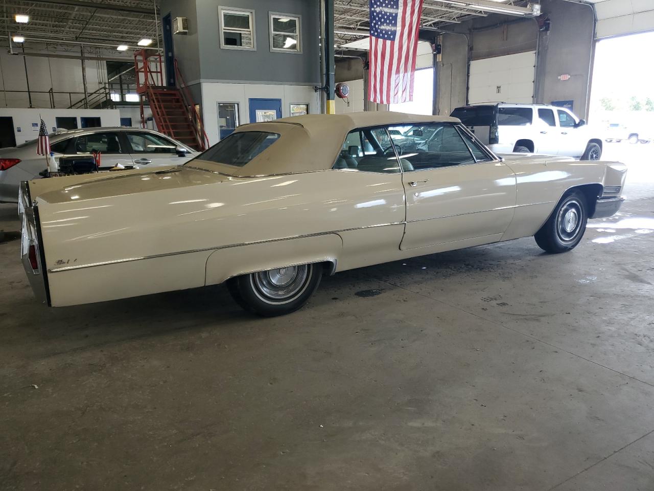 1968 Cadillac Deville Beige vin: F8296486