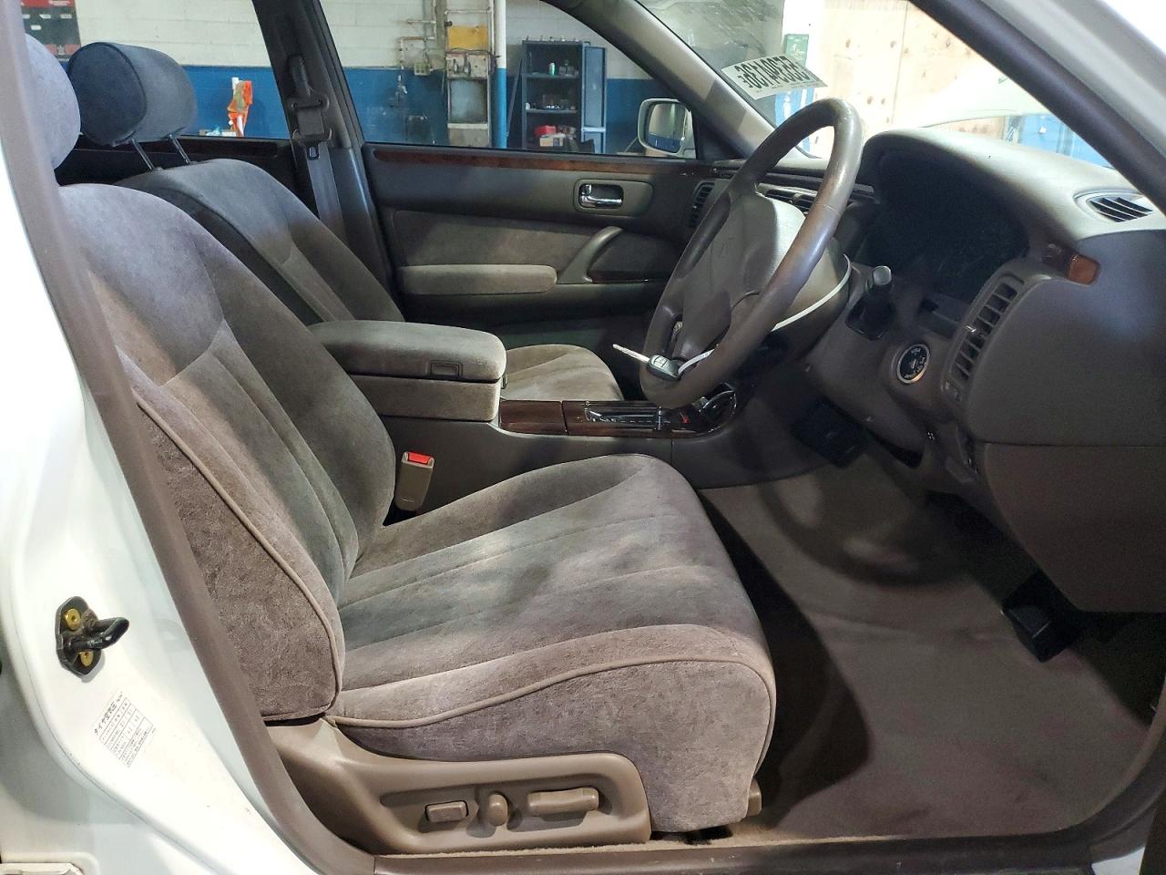 1997 Nissan Cima White vin: FGY33120727