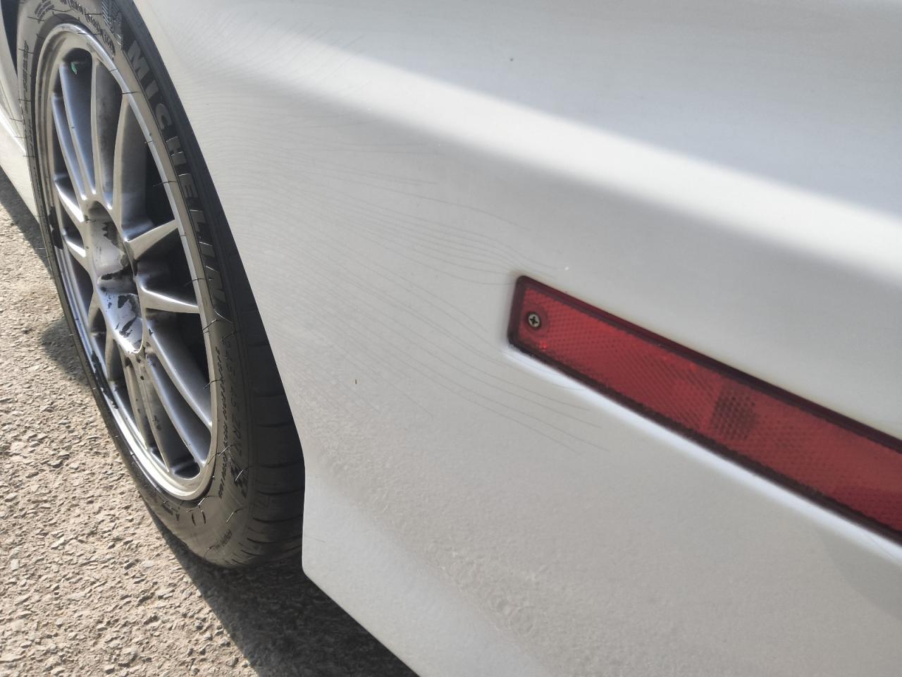 2005 Mitsubishi Lancer Evolution Rs White vin: JA3AH36D75U044942 Damage: Rear Bumper, Cracked Paint, > 12 Inches