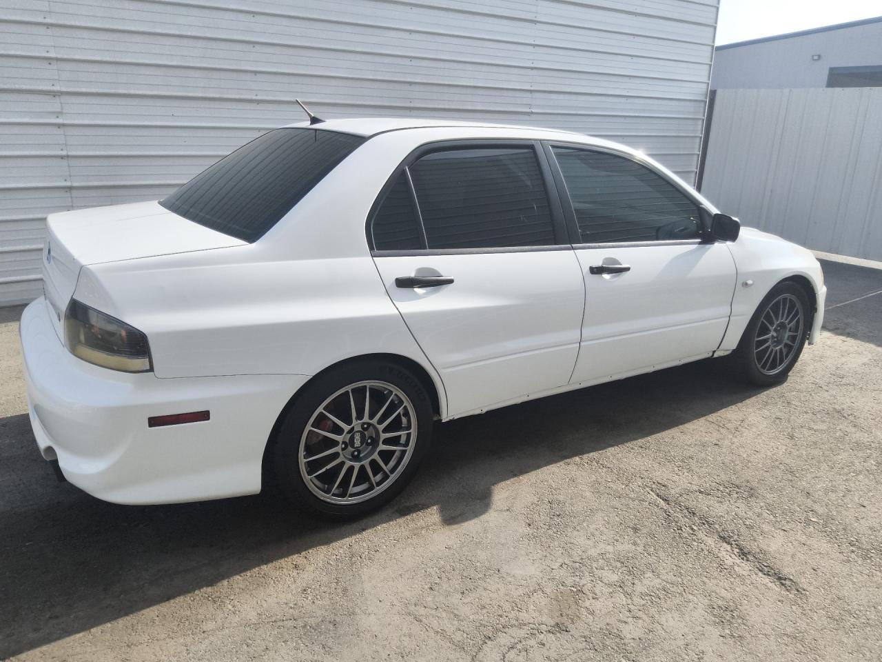 2005 Mitsubishi Lancer Evolution Rs White vin: JA3AH36D75U044942 Damage: Right Rocker Panel Molding, Missing, Replacement Required