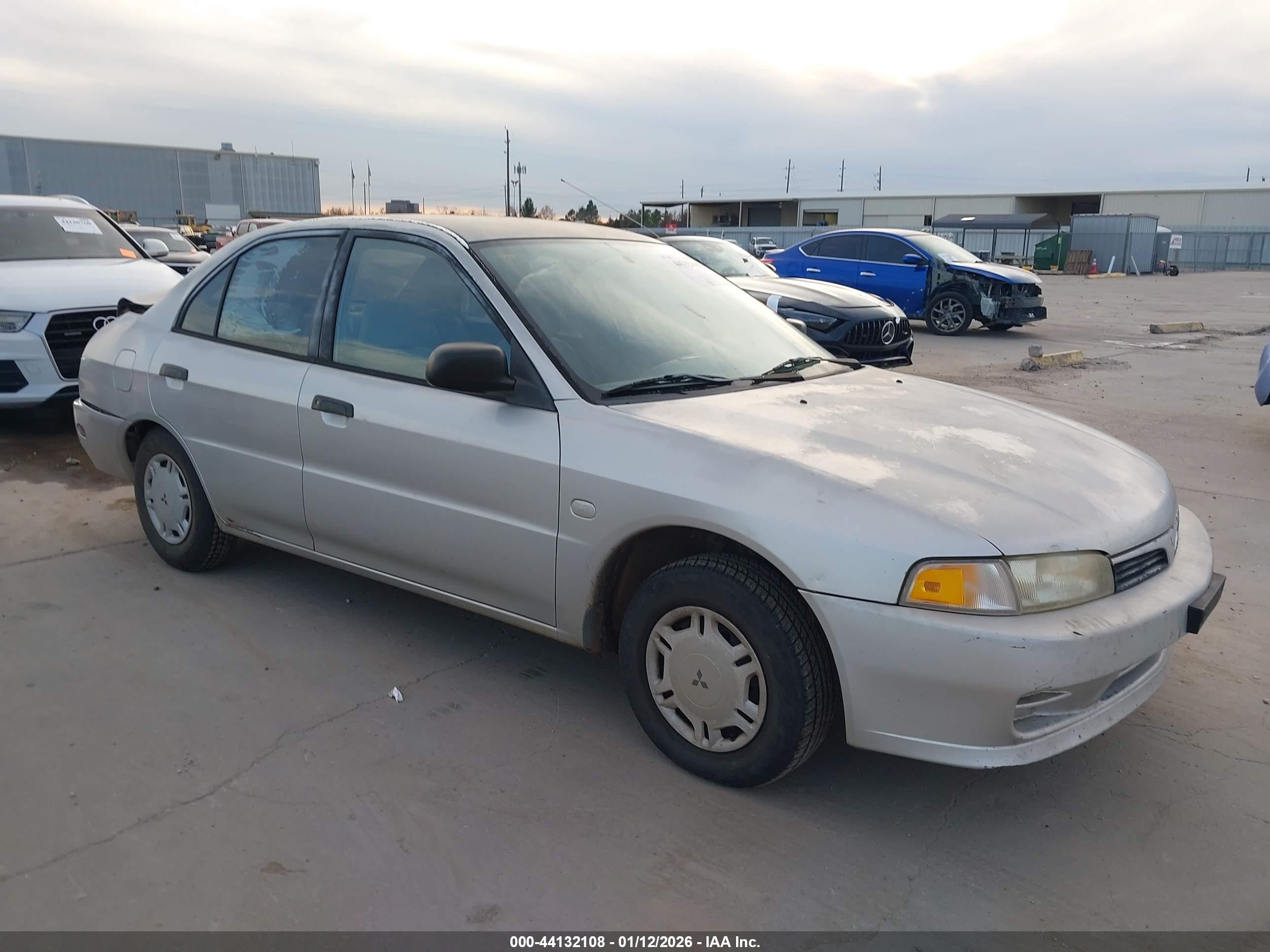 1999 Mitsubishi Mirage De Серебряный vin: JA3AY26A9XU047201