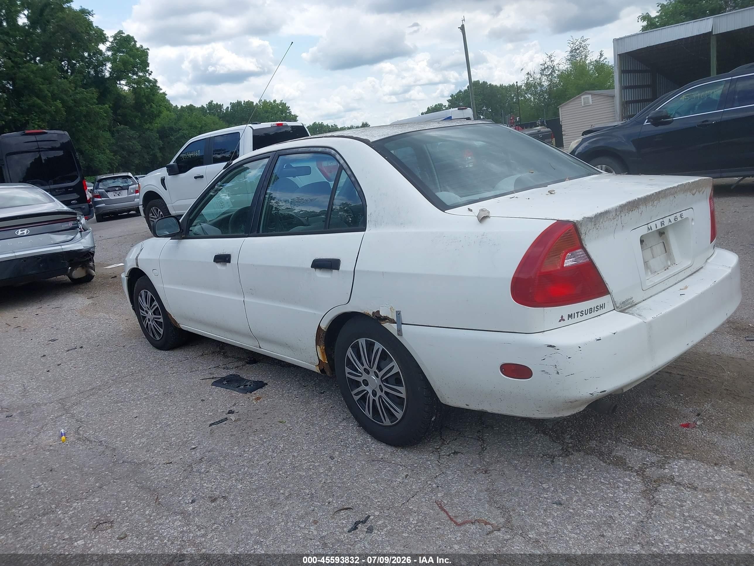 2000 Mitsubishi Mirage De White vin: JA3AY26C0YU029415