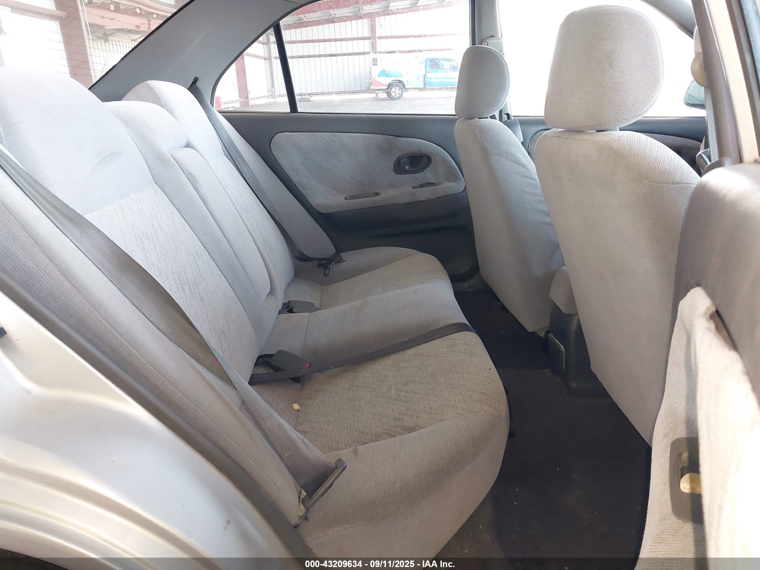 2001 Mitsubishi Mirage Es Silver vin: JA3AY26C91U002171