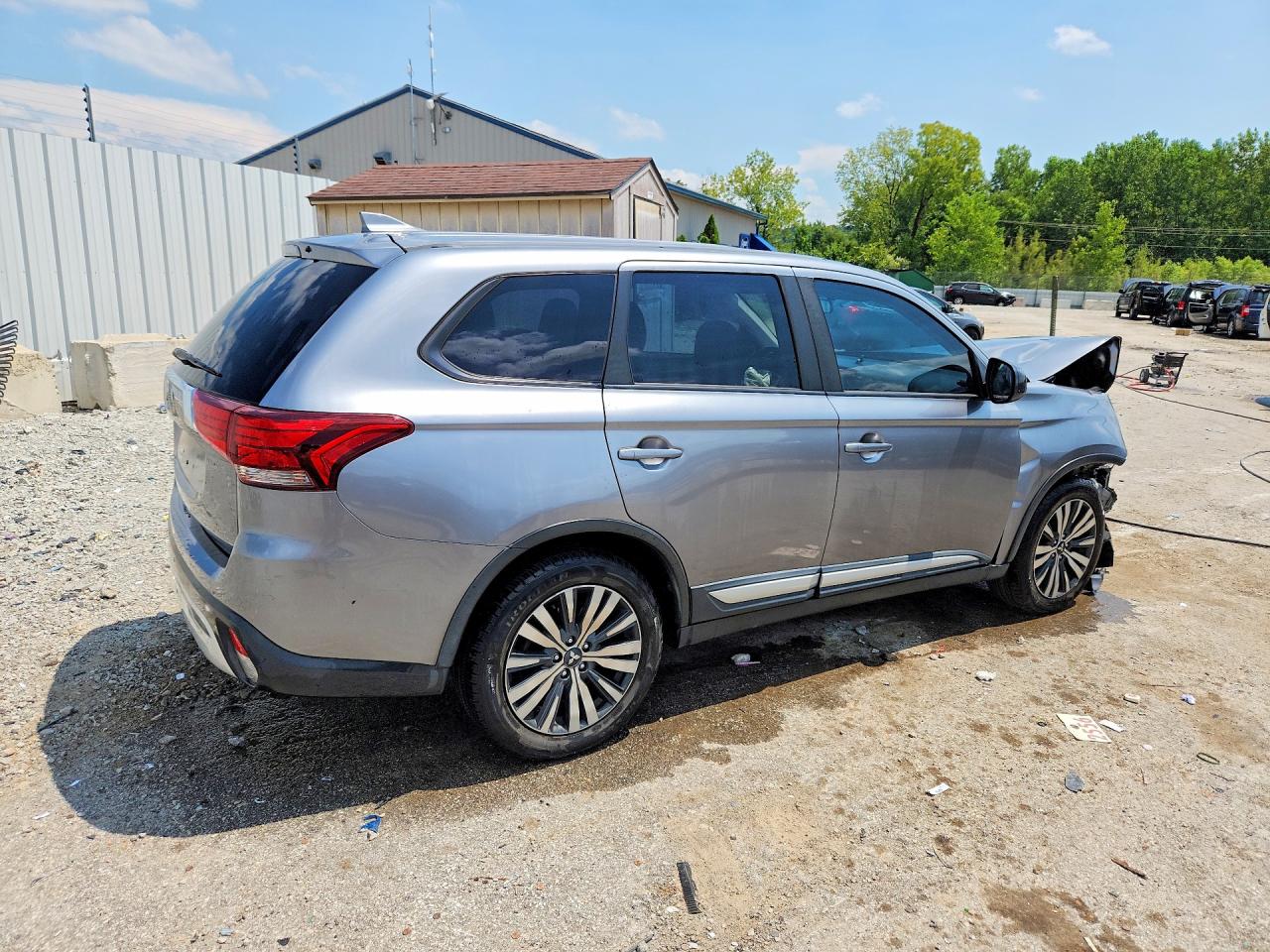 2020 Mitsubishi Outlander Es Серебряный vin: JA4AD2A30LZ017646