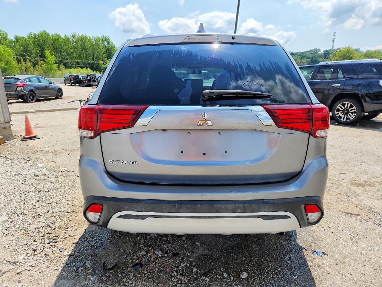 2020 Mitsubishi Outlander Es Серебряный vin: JA4AD2A30LZ017646