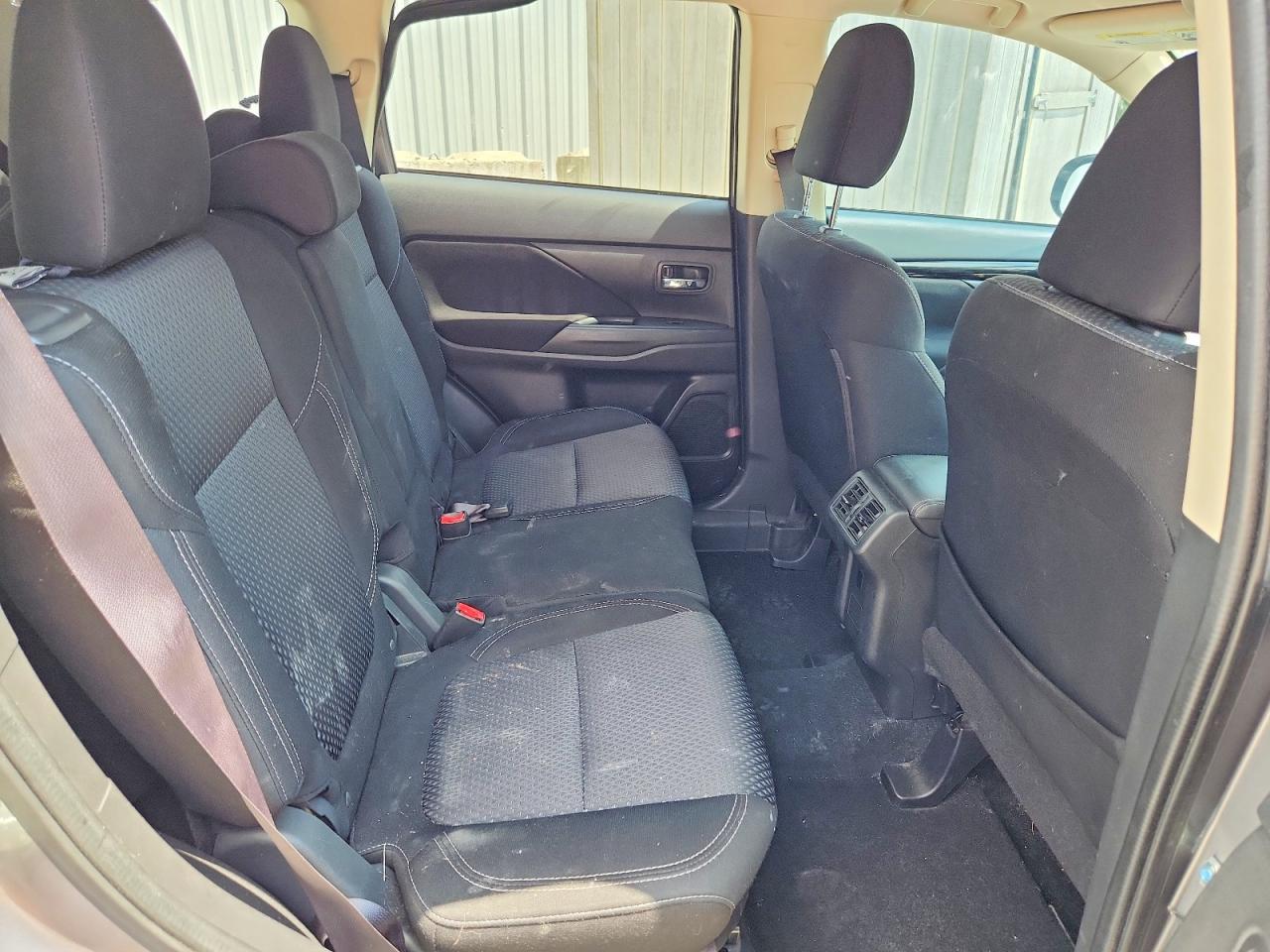 2020 Mitsubishi Outlander Es Серебряный vin: JA4AD2A30LZ017646