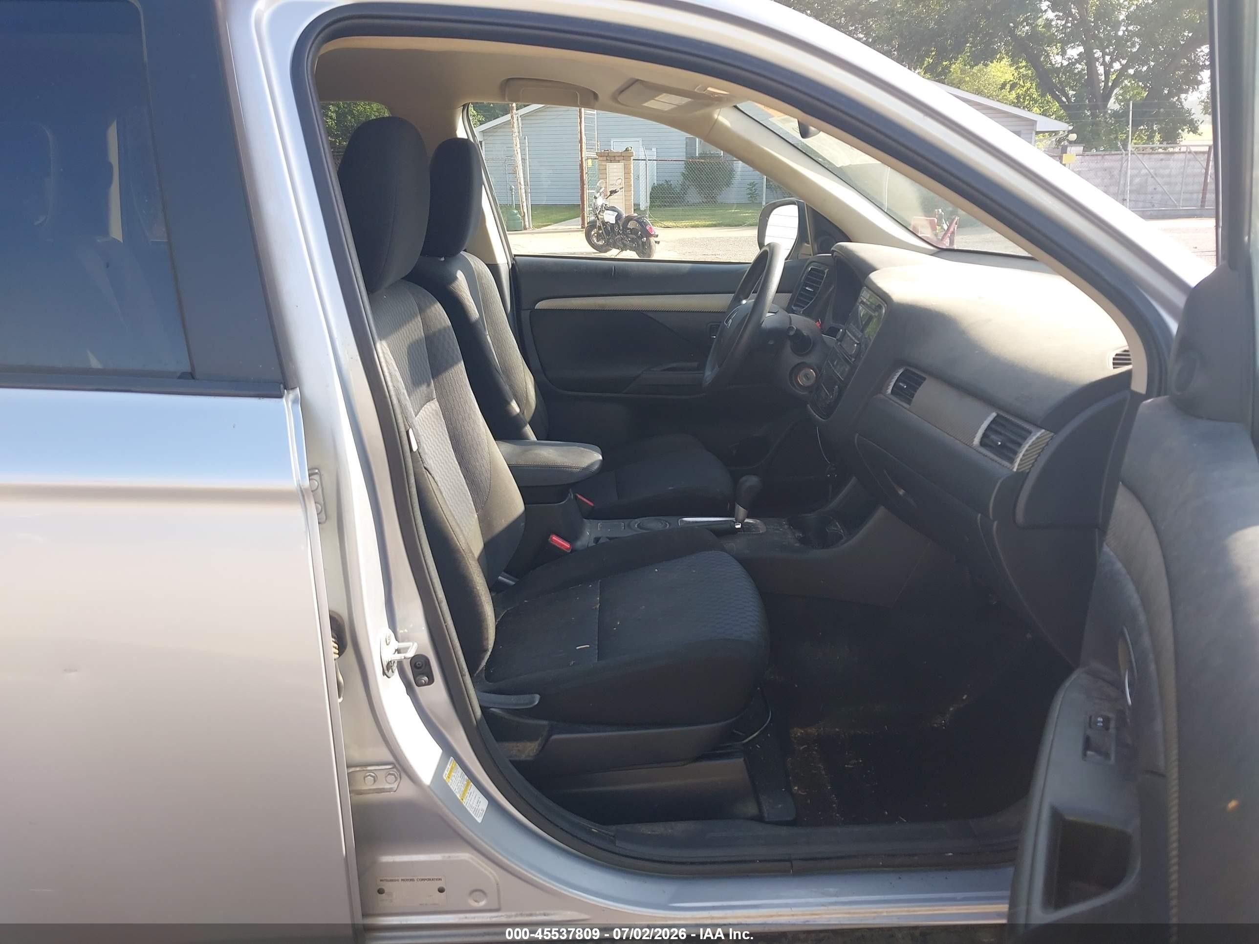 2014 Mitsubishi Outlander Es Silver vin: JA4AD2A31EZ000275