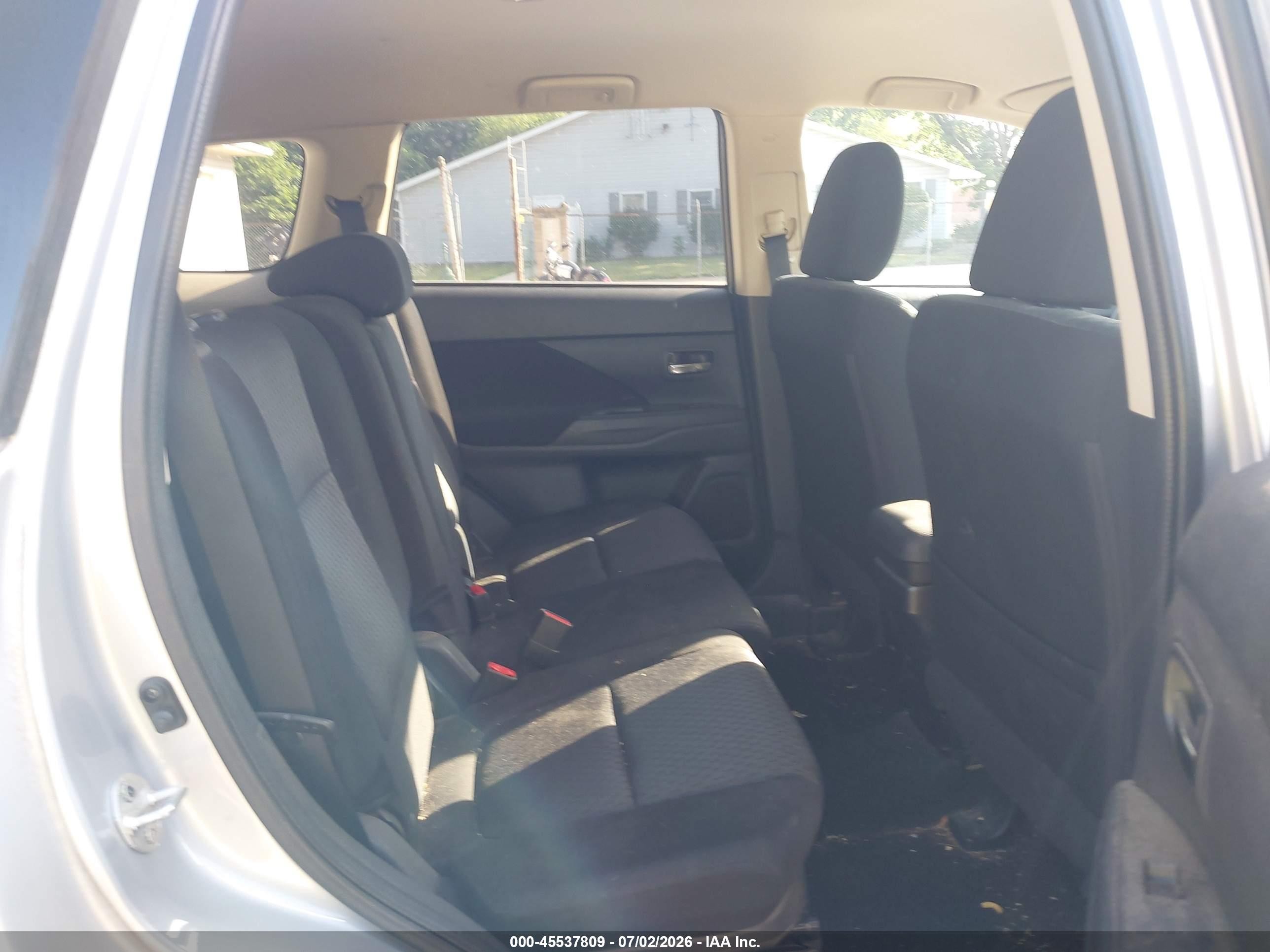 2014 Mitsubishi Outlander Es Silver vin: JA4AD2A31EZ000275