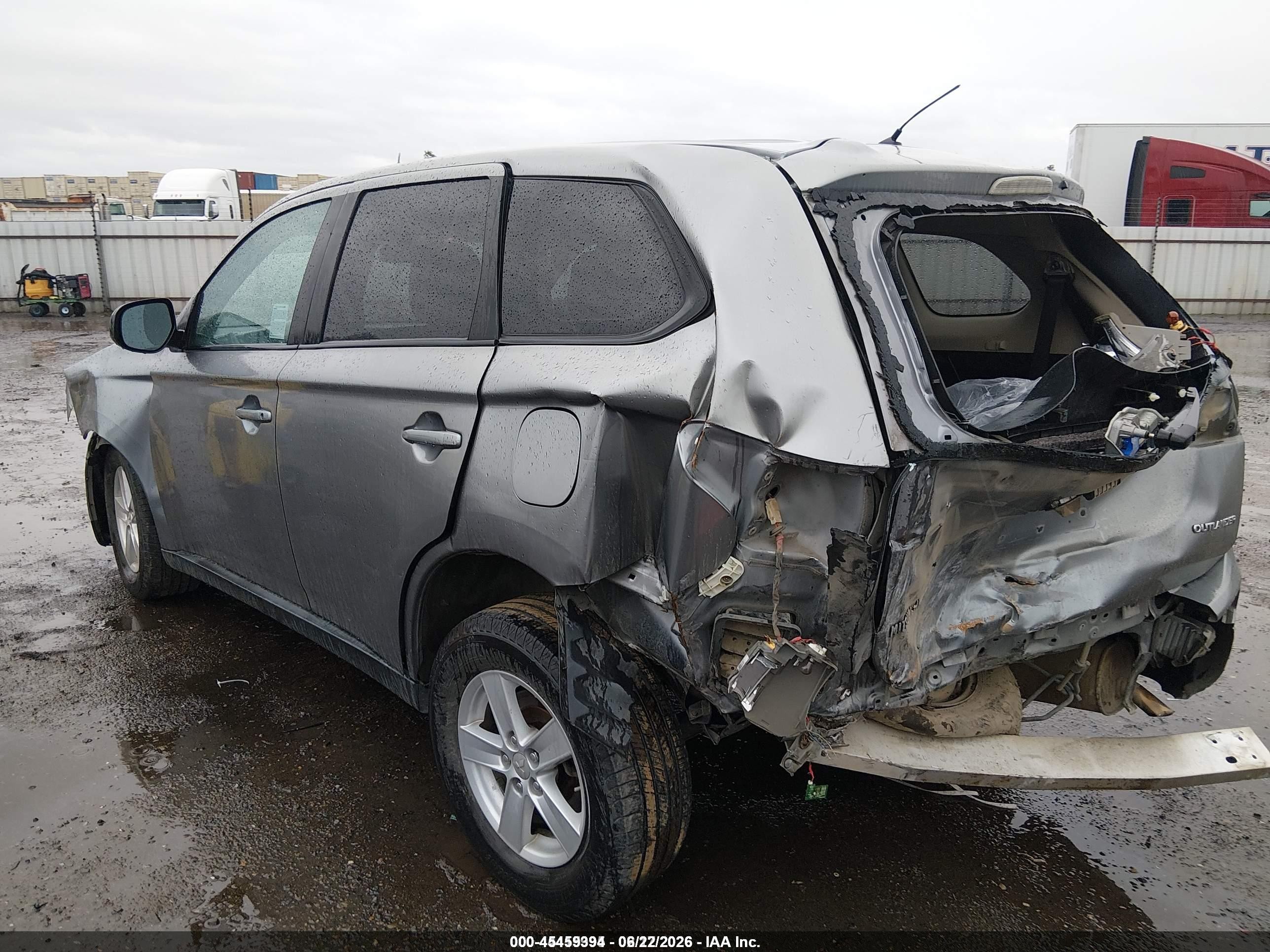 2014 Mitsubishi Outlander Es Silver vin: JA4AD2A32EZ007364