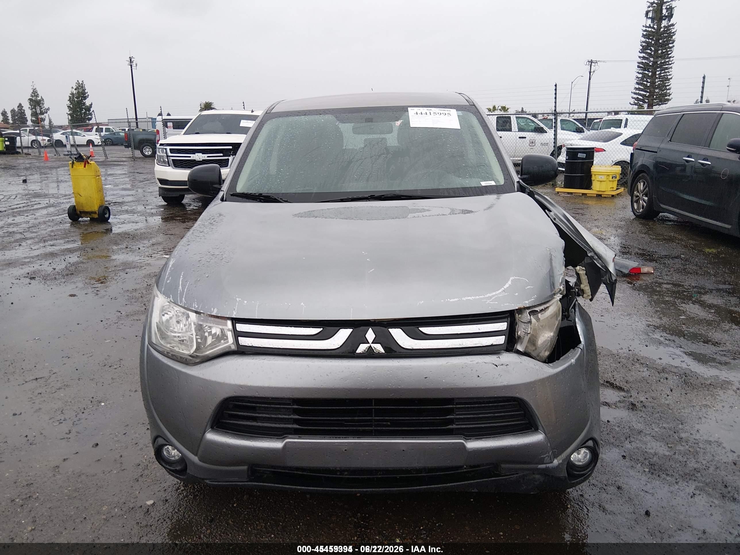 2014 Mitsubishi Outlander Es Silver vin: JA4AD2A32EZ007364