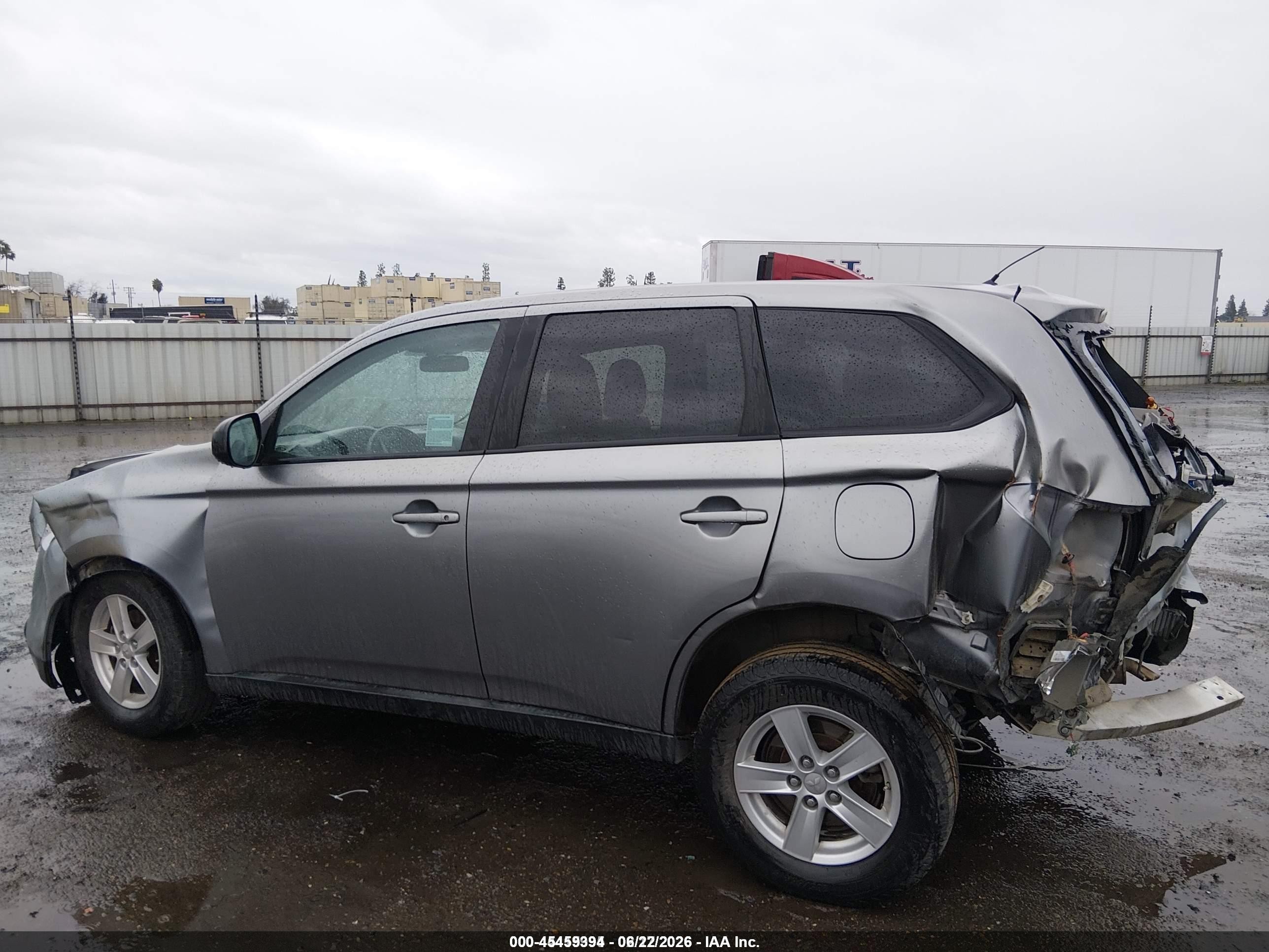 2014 Mitsubishi Outlander Es Silver vin: JA4AD2A32EZ007364