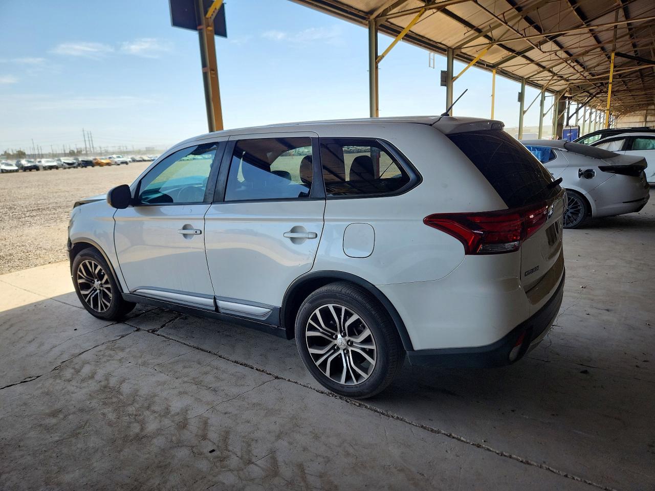 2016 Mitsubishi Outlander Es White vin: JA4AD2A32GZ016794