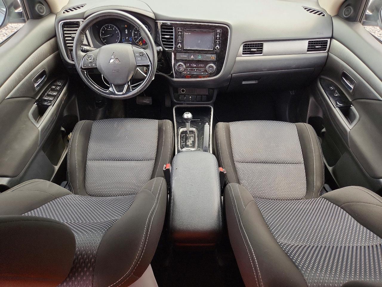 2017 Mitsubishi Outlander Es Silver vin: JA4AD2A33HZ015560